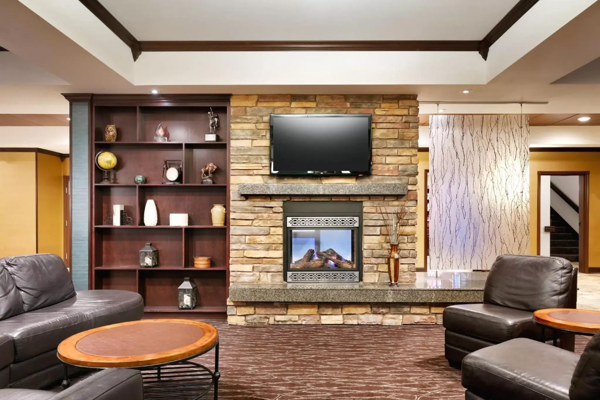 Lobby or reception, Lounge/Bar in Holiday Inn Express Hotel & Suites Butte, an IHG Hotel