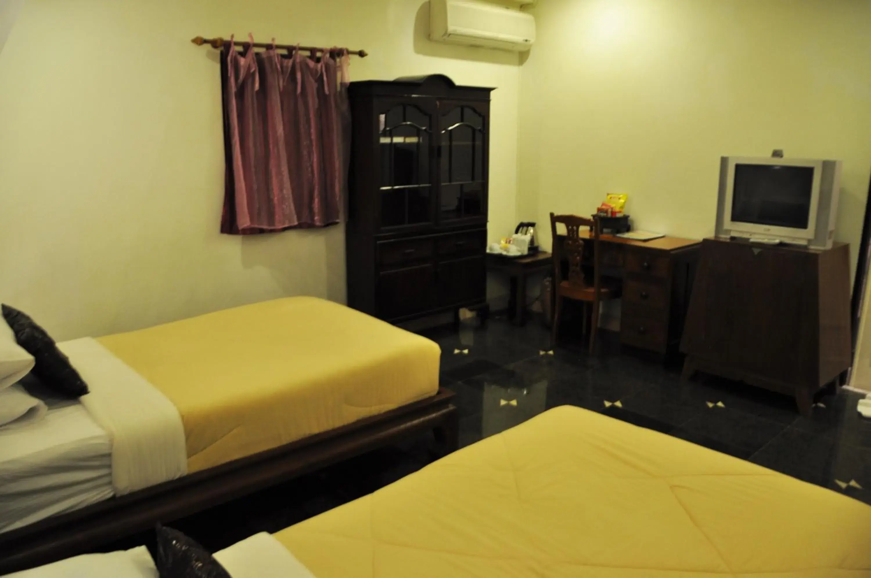 Bed, Room Photo in Ruean Thai Hotel