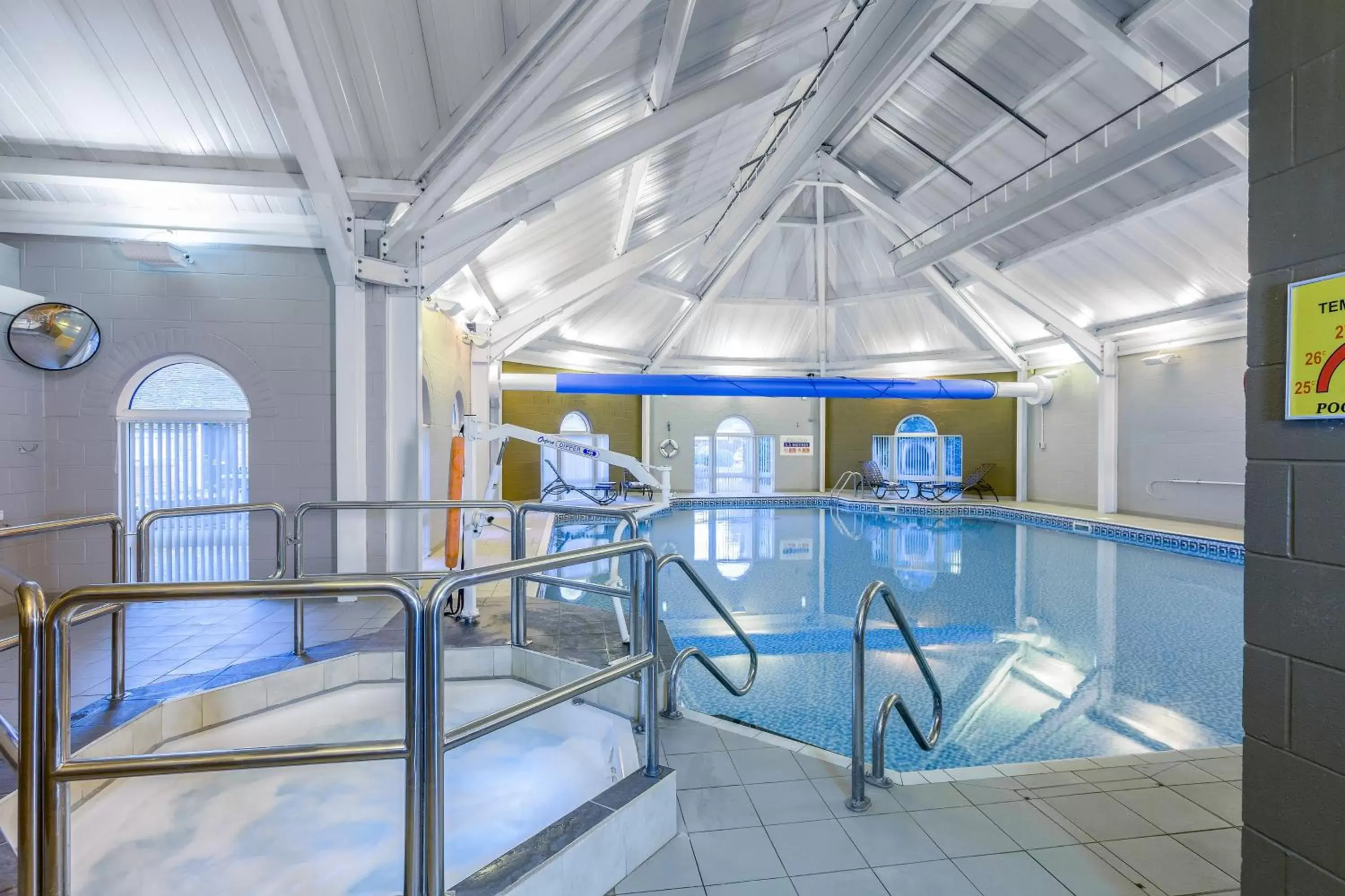 Hot Tub, Swimming Pool in Wychnor Park Country Club