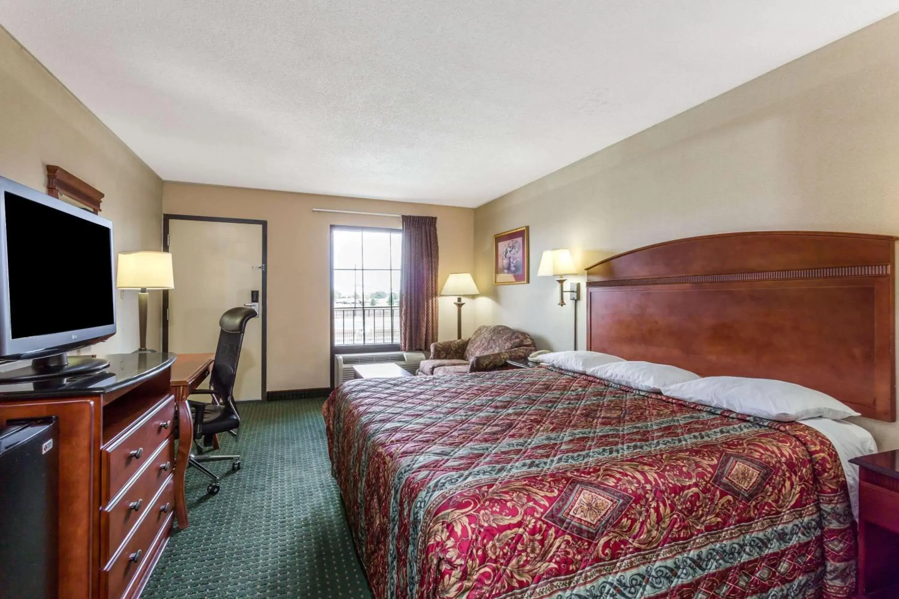 Photo of the whole room, Bed in Days Inn by Wyndham Camp Springs Andrews AFB