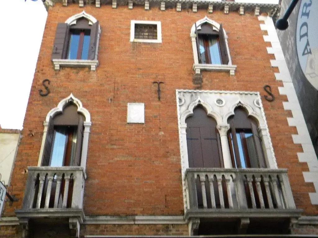 Facade/entrance in Hotel Adua Facade/entrance in Hotel Adua