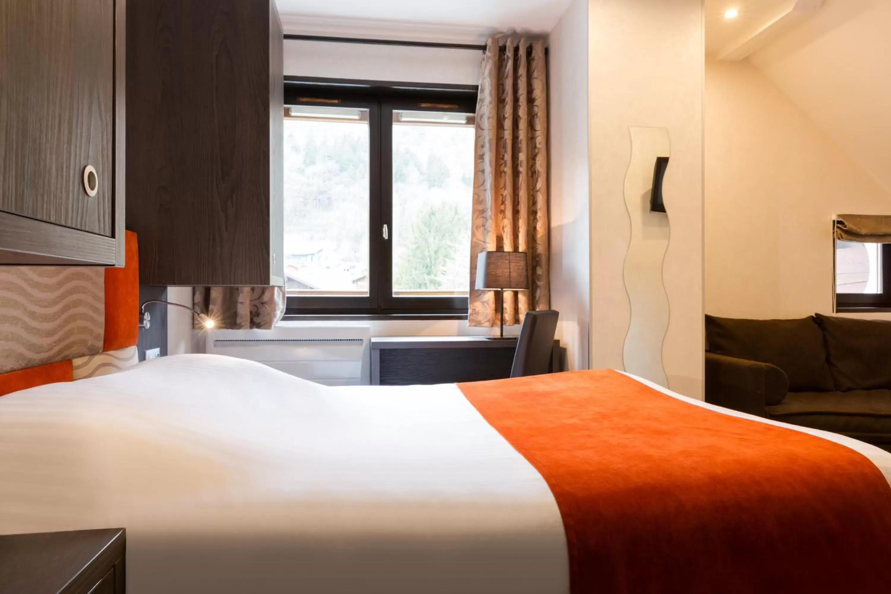 Shower, Bed in Hôtel Beauregard, The Originals Relais (Inter-Hotel)