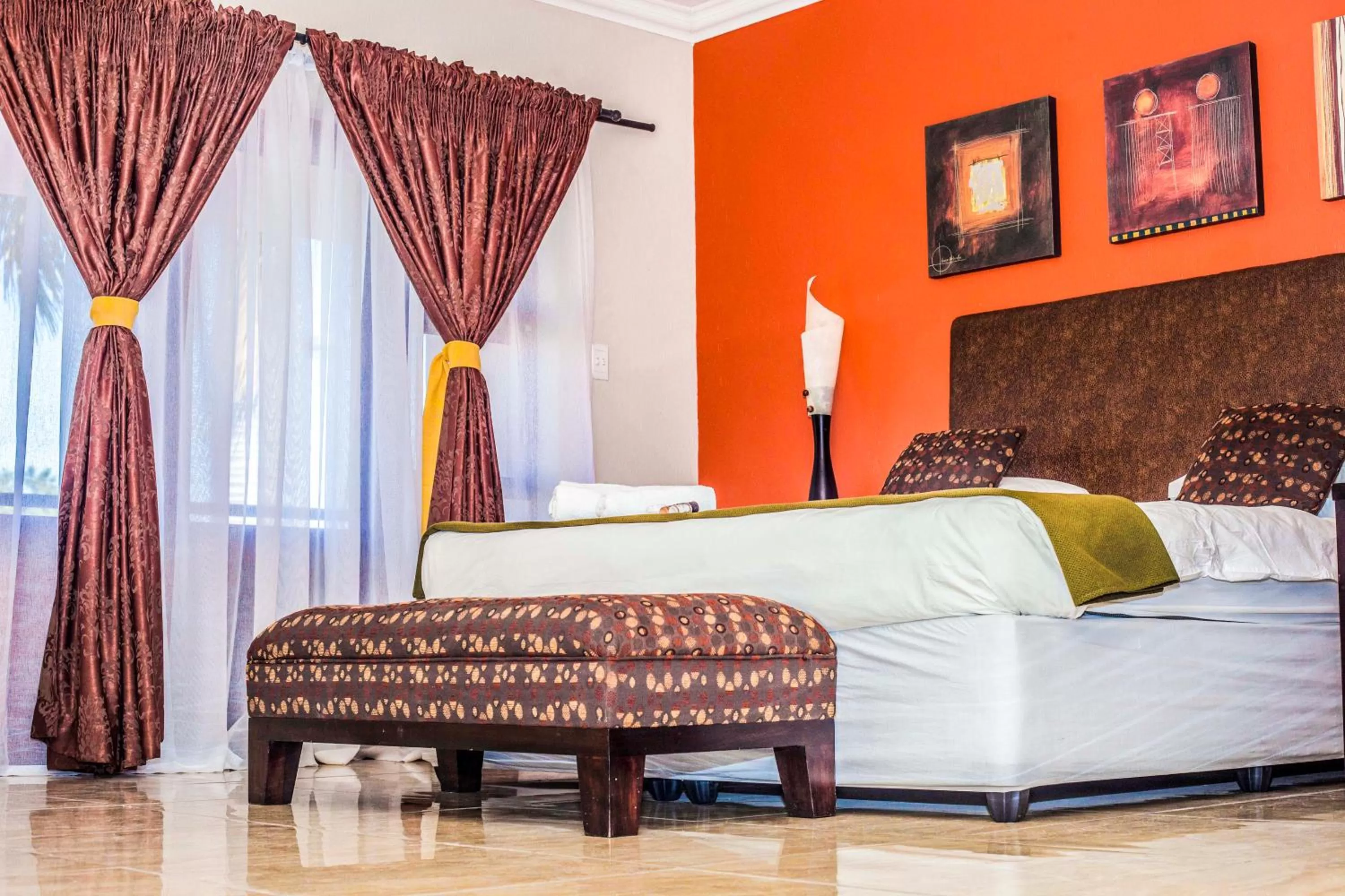 Bed in Coyotes Hotel & Conference Centre