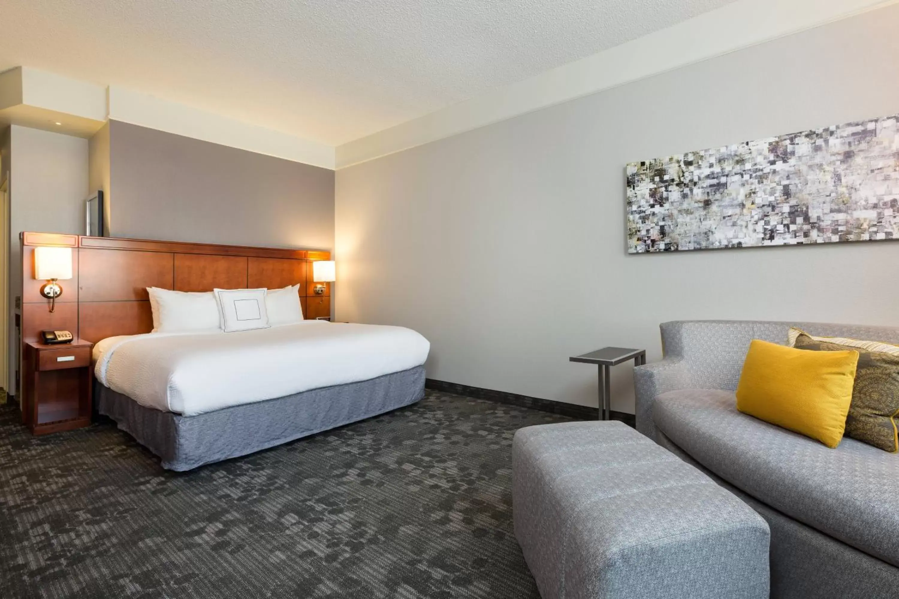 Photo of the whole room, Bed in Courtyard by Marriott Houston Galleria