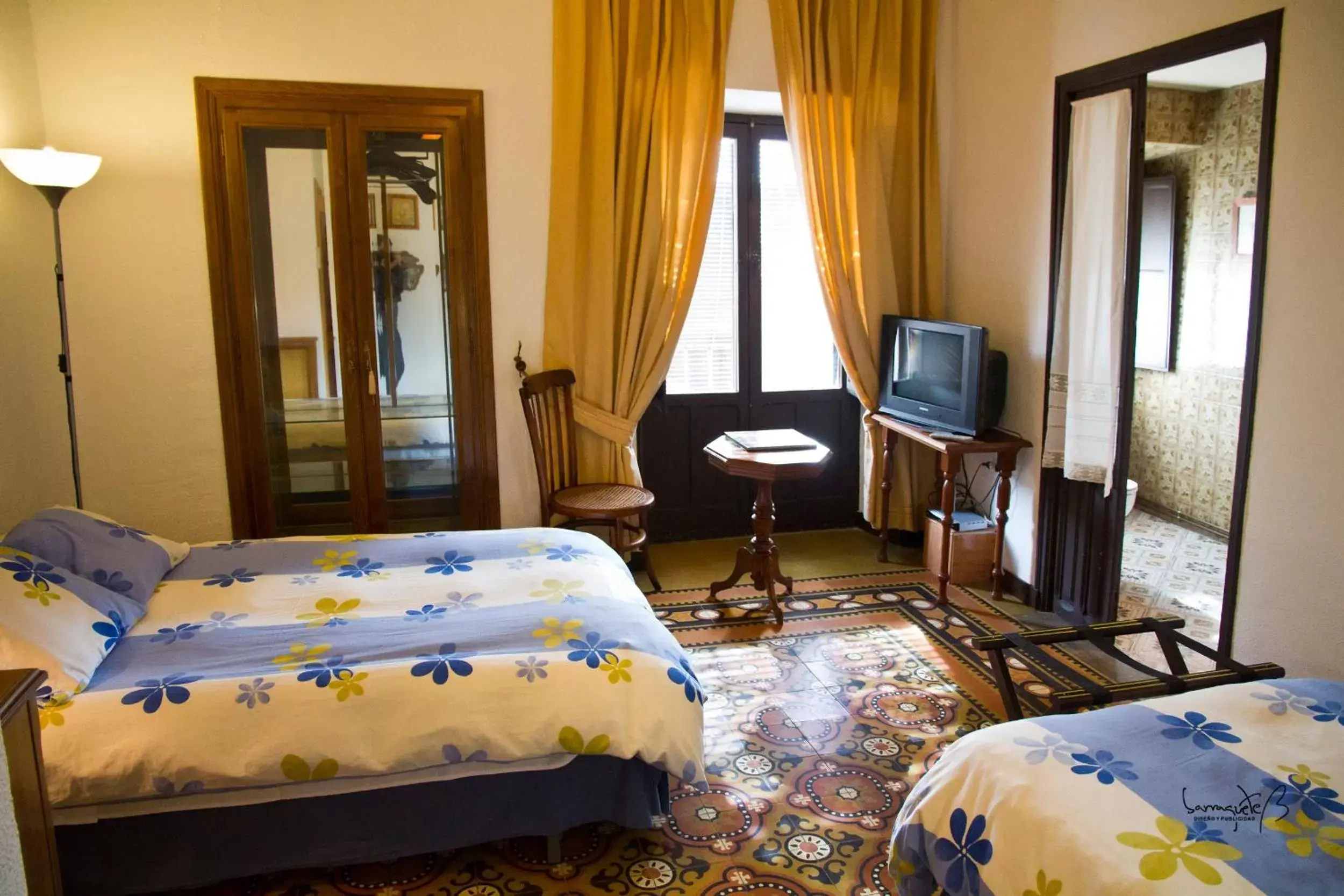 Photo of the whole room, Bed in La Casona del Abuelo Parra