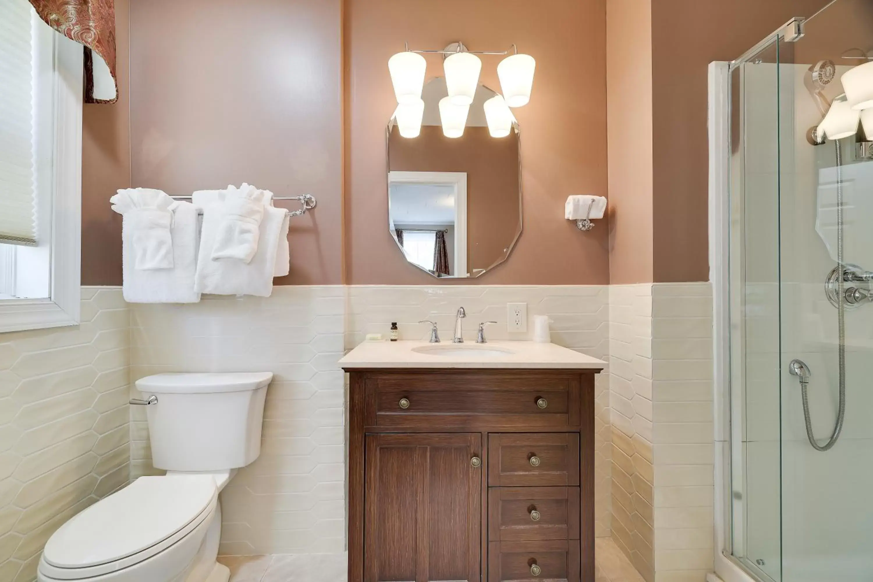 Toilet, Bathroom in Tom Quick Inn