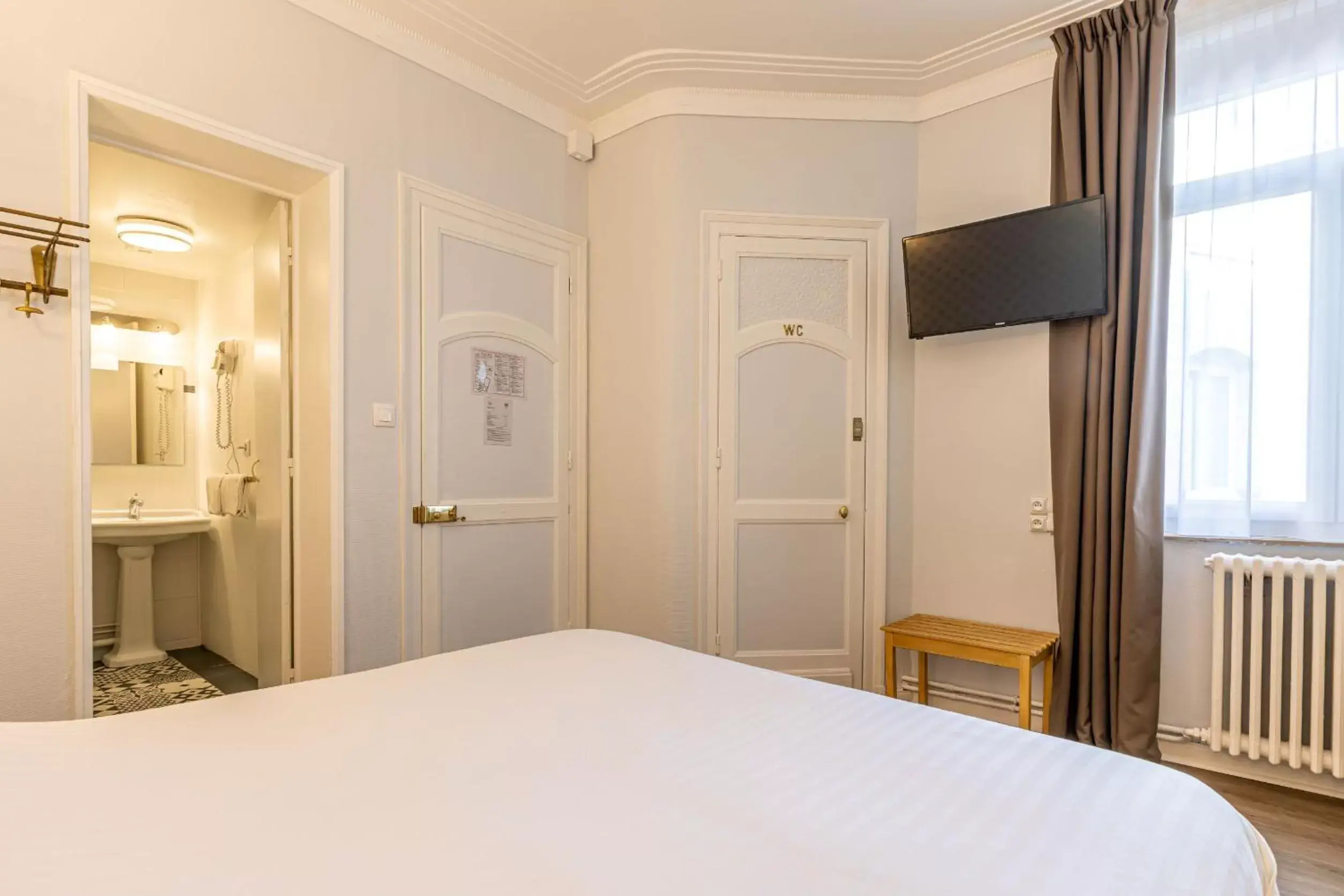 Photo of the whole room, Bed in Hôtel Saint Maurice