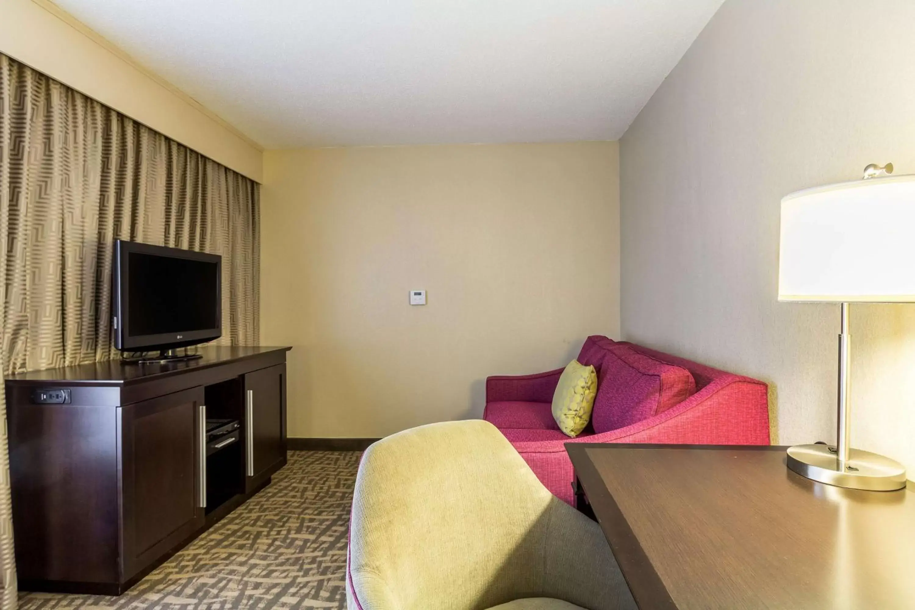 Bedroom, TV/Entertainment Center in Hampton Inn Jackson Pearl Intrntl Airport