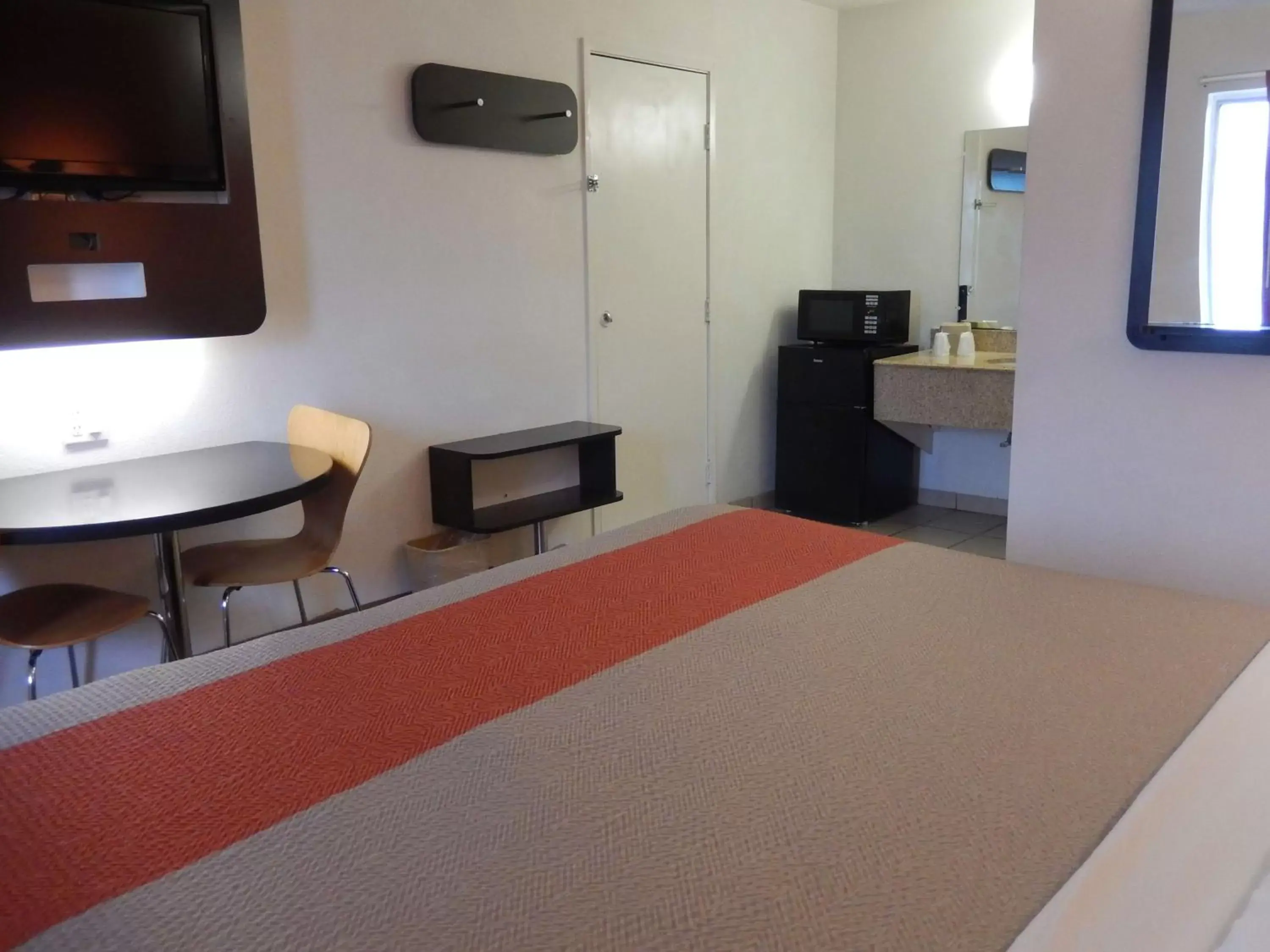 Photo of the whole room, Bed in Motel 6-Clute, TX