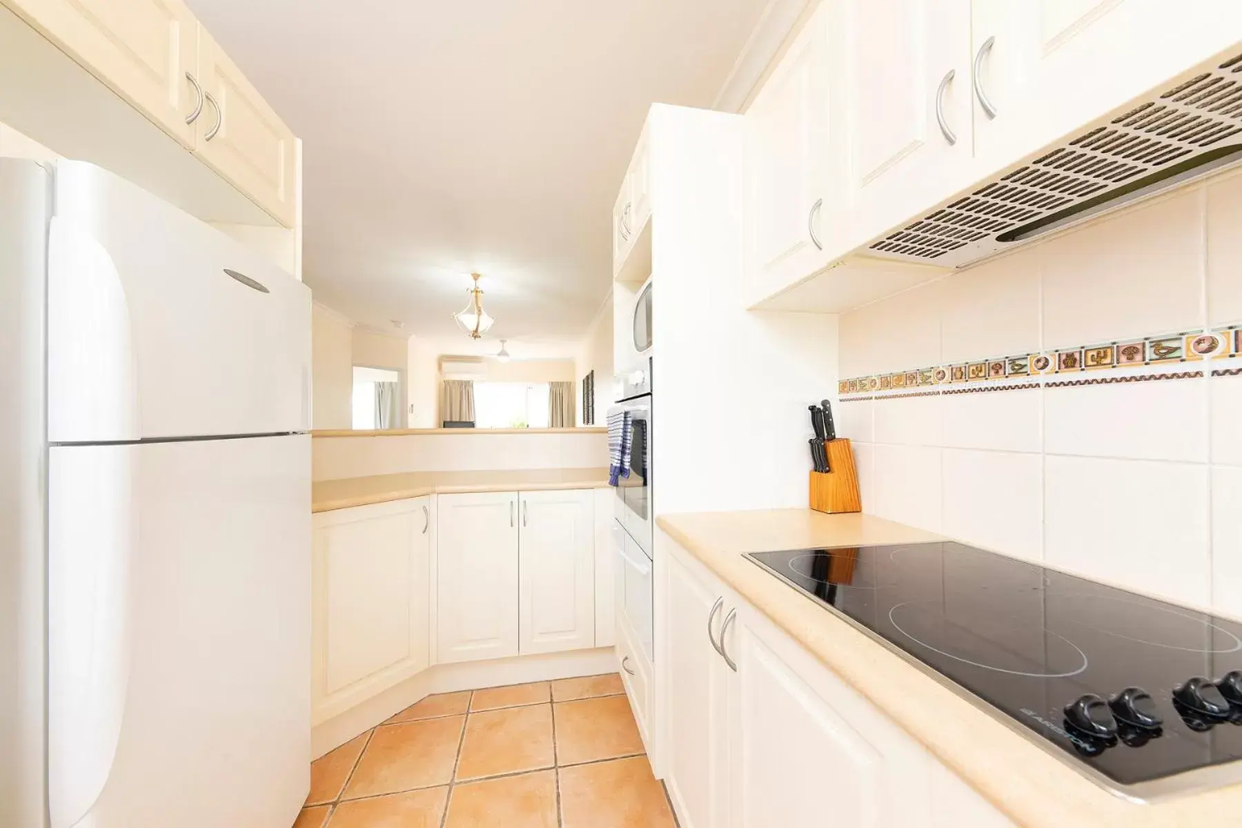 Kitchen/Kitchenette in Meridian Beachside Apartments