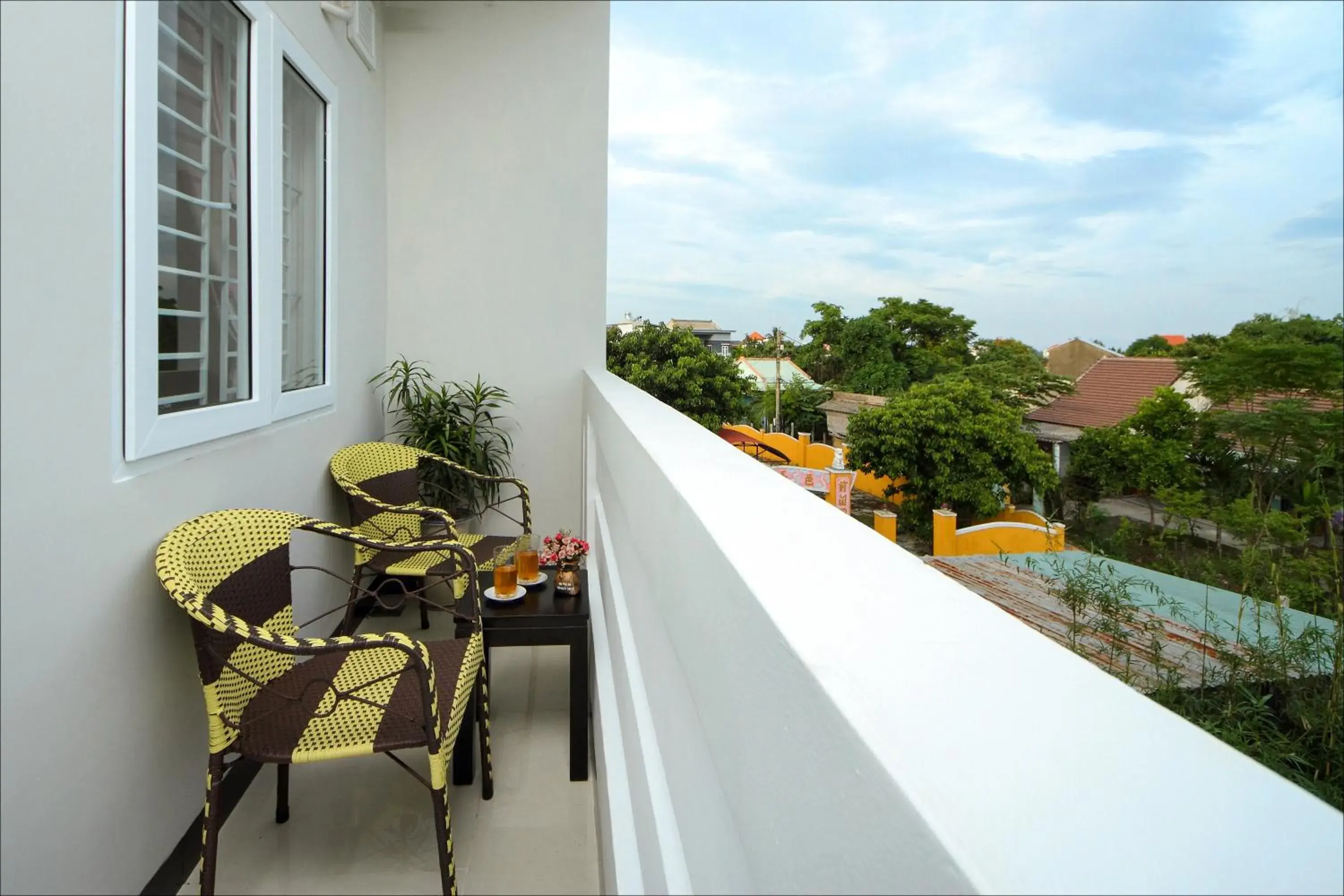 Property building, Balcony/Terrace in Flame Flowers Homestay