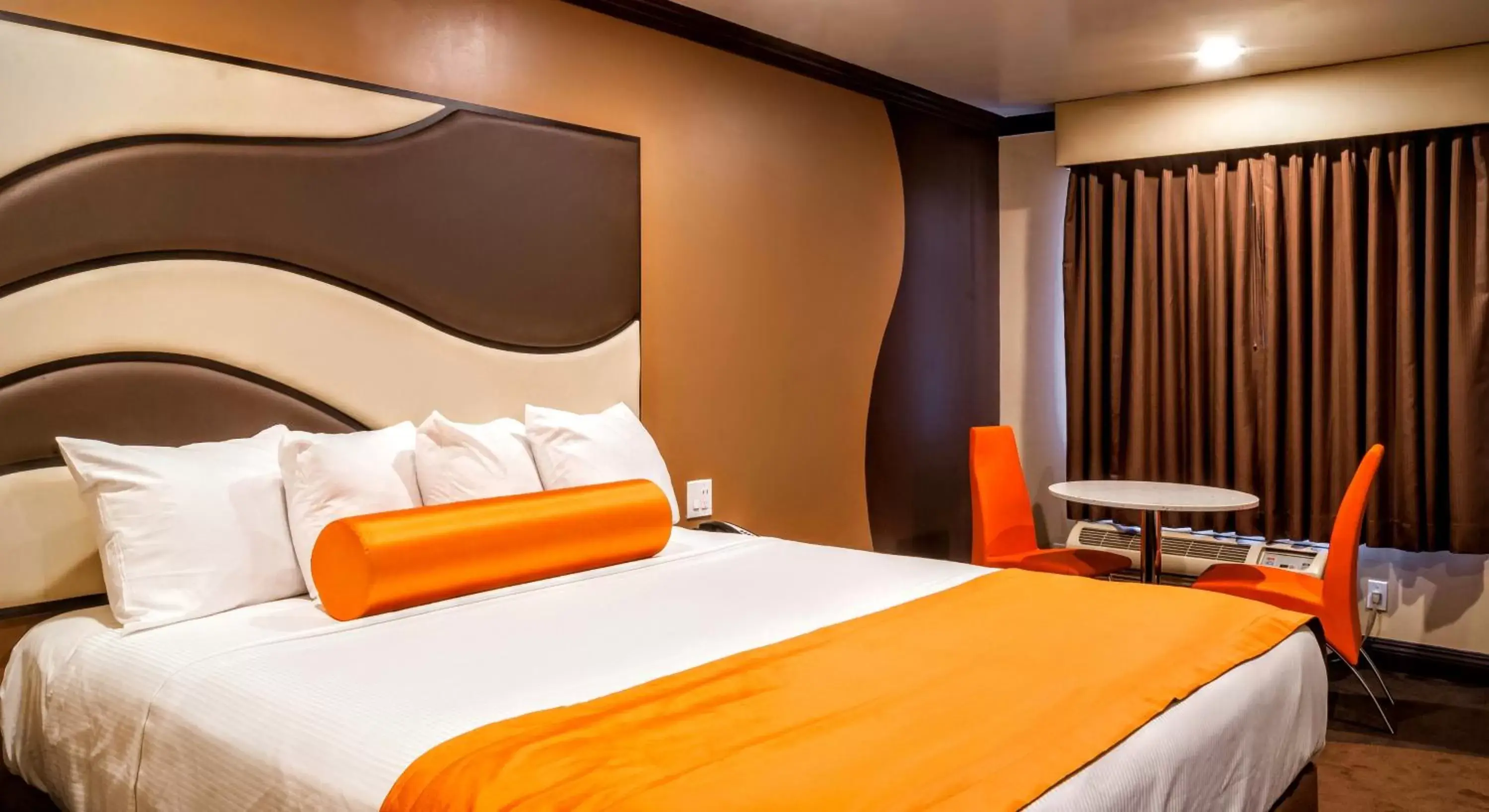 Bed, Room Photo in Redondo Pier Inn