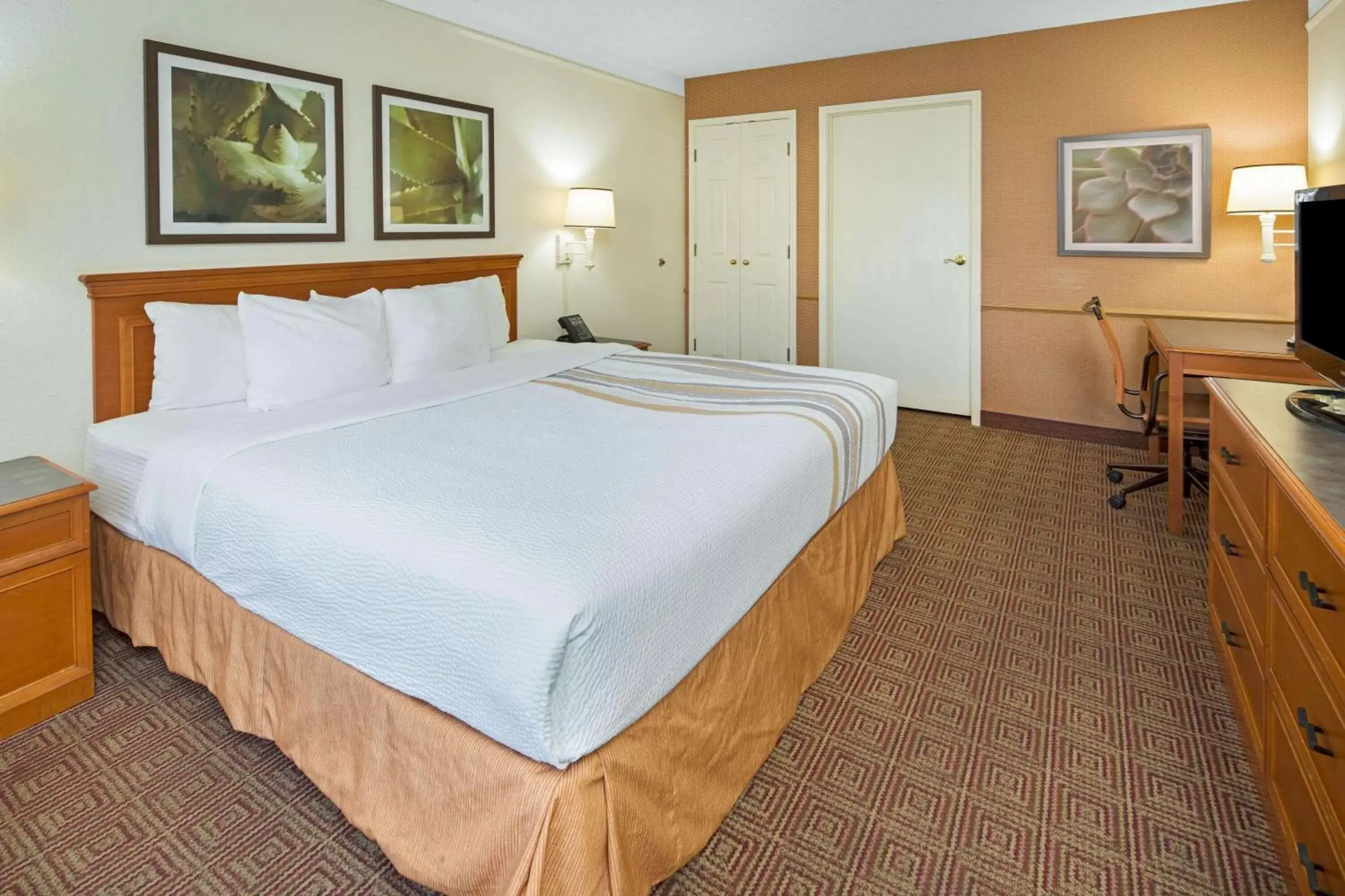 Photo of the whole room, Bed in La Quinta Inn by Wyndham San Diego - Miramar