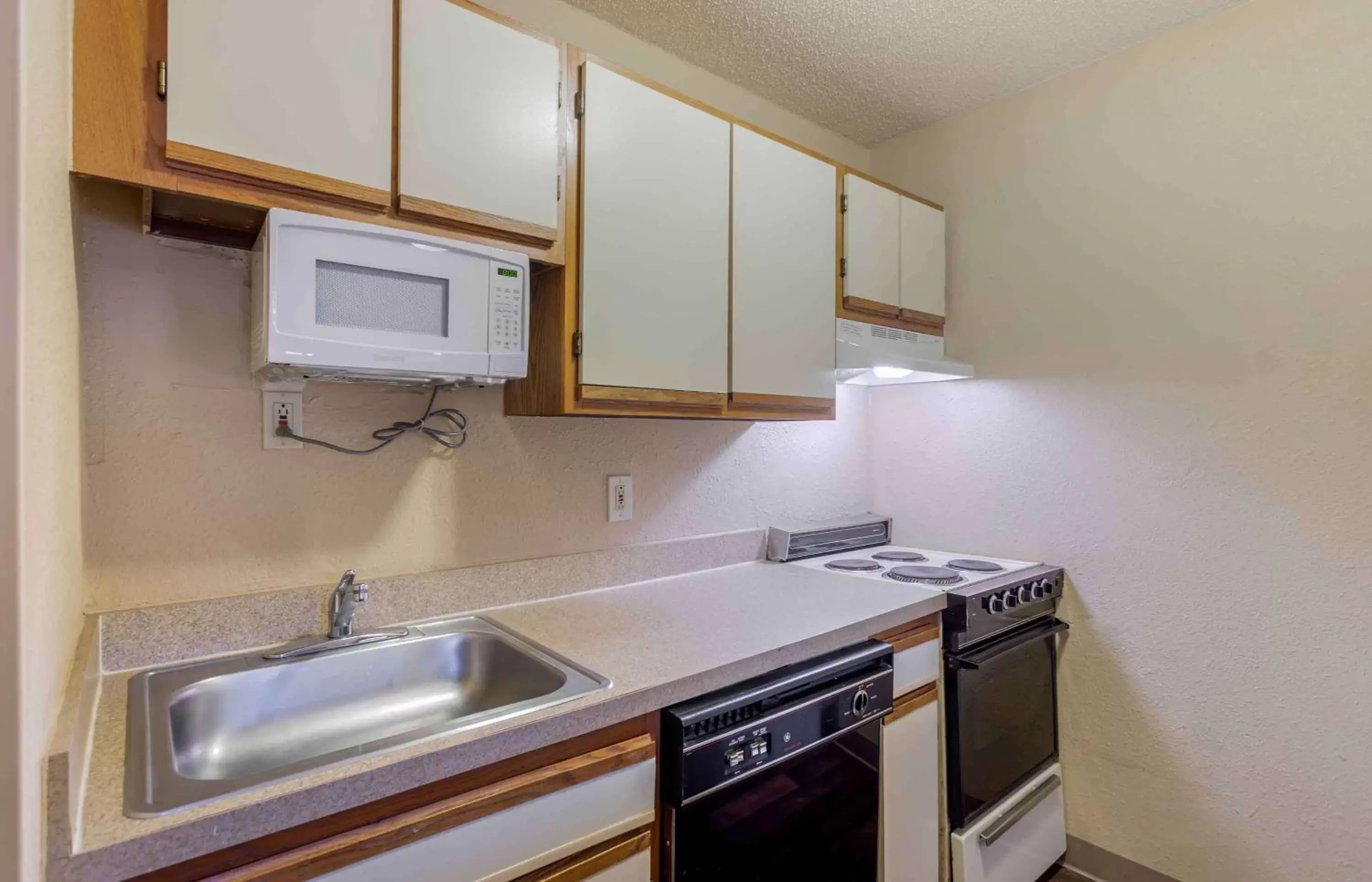 Bedroom, Kitchen/Kitchenette in Extended Stay America Select Suites - Richmond - Innsbrook