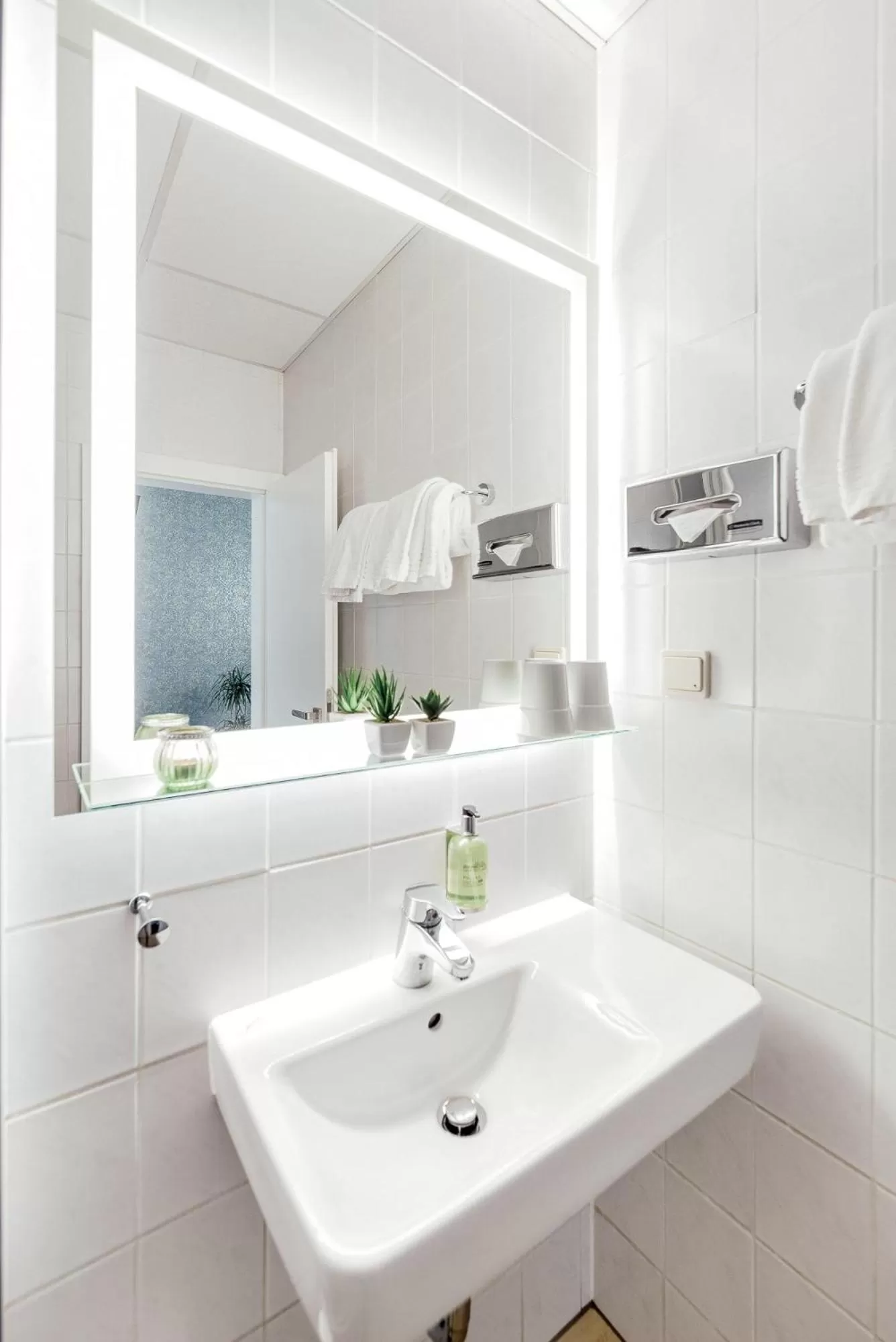 Shower in Pallas Hotel