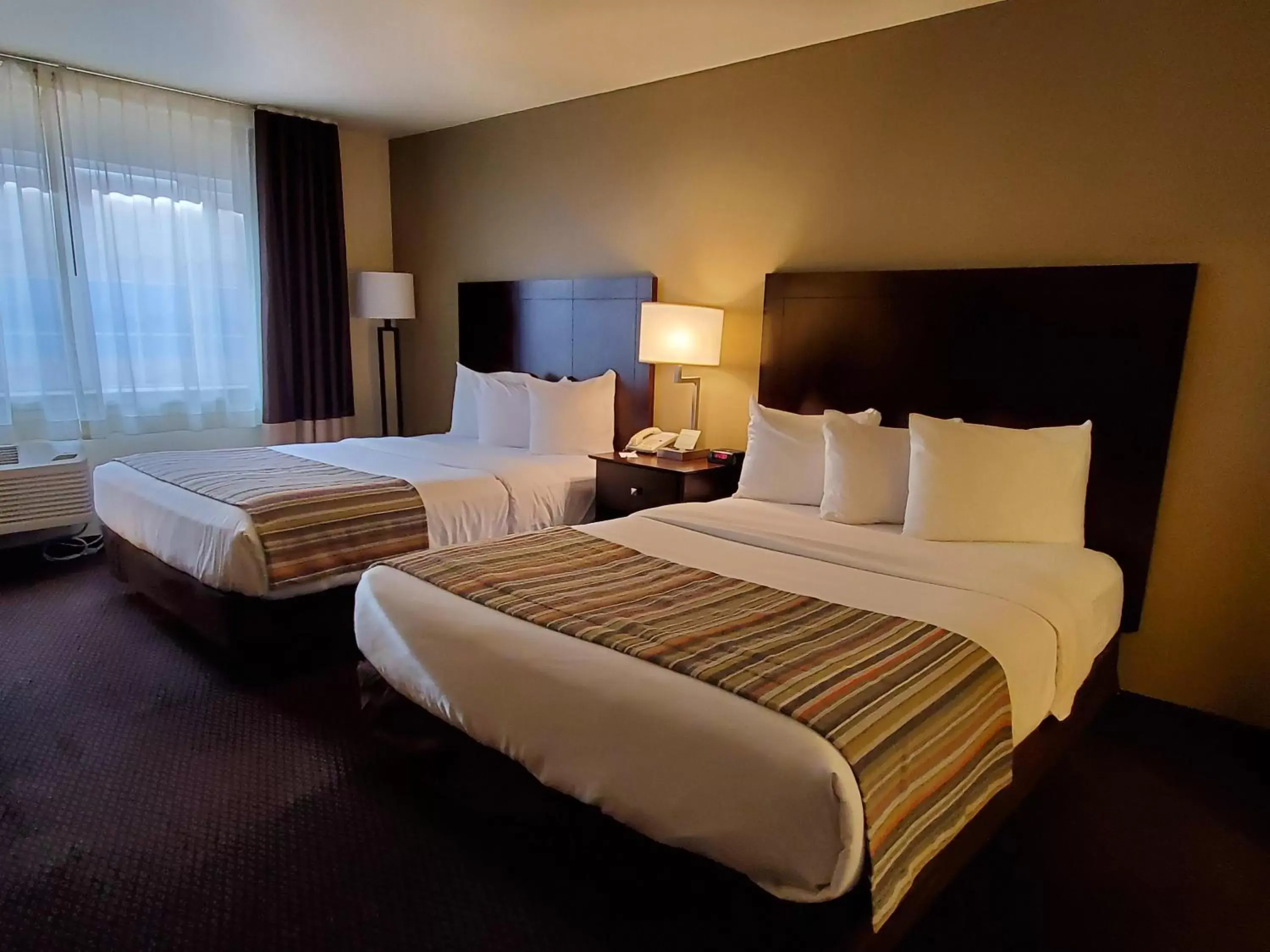 Bed in Country Inn & Suites by Radisson, Bend, OR