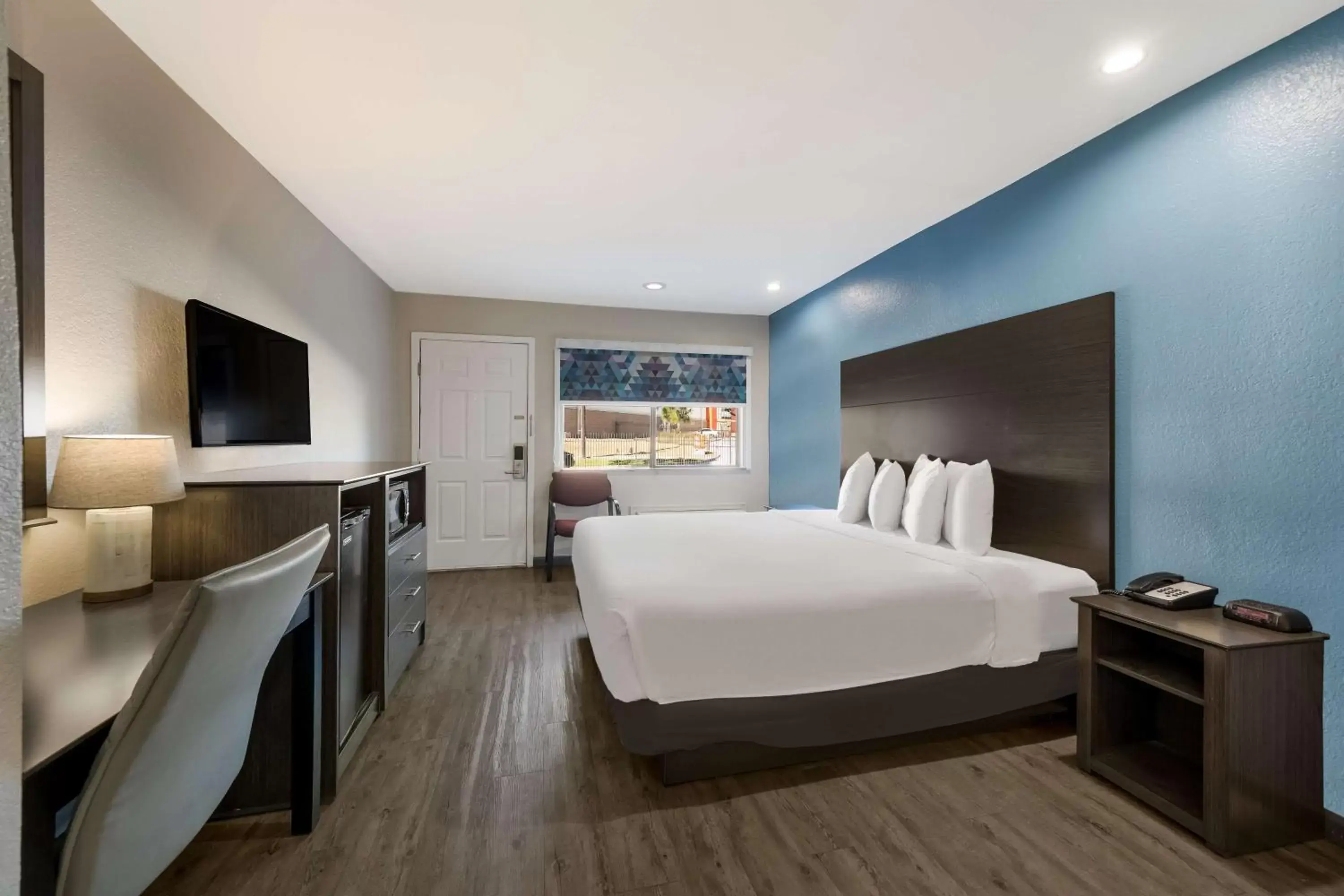 Bedroom in SureStay Hotel by Best Western Spring North Houston