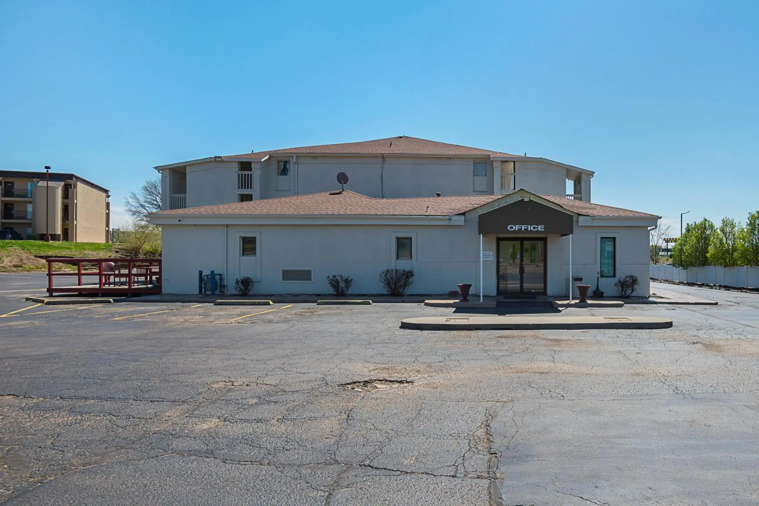 Facade/entrance, Property Building in Motel 6 Blue Springs, MO