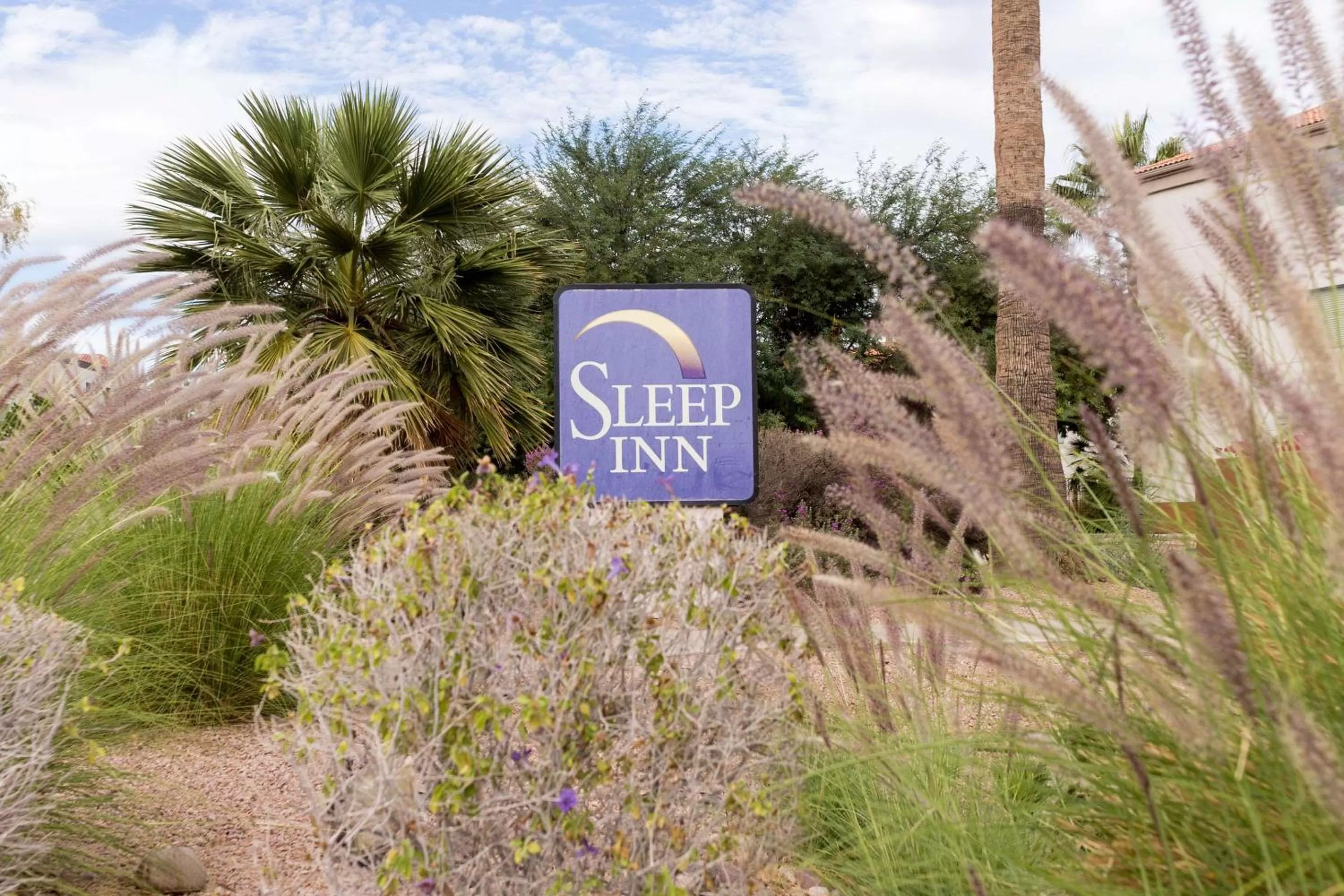 Property building in Sky Harbor Airport Inn