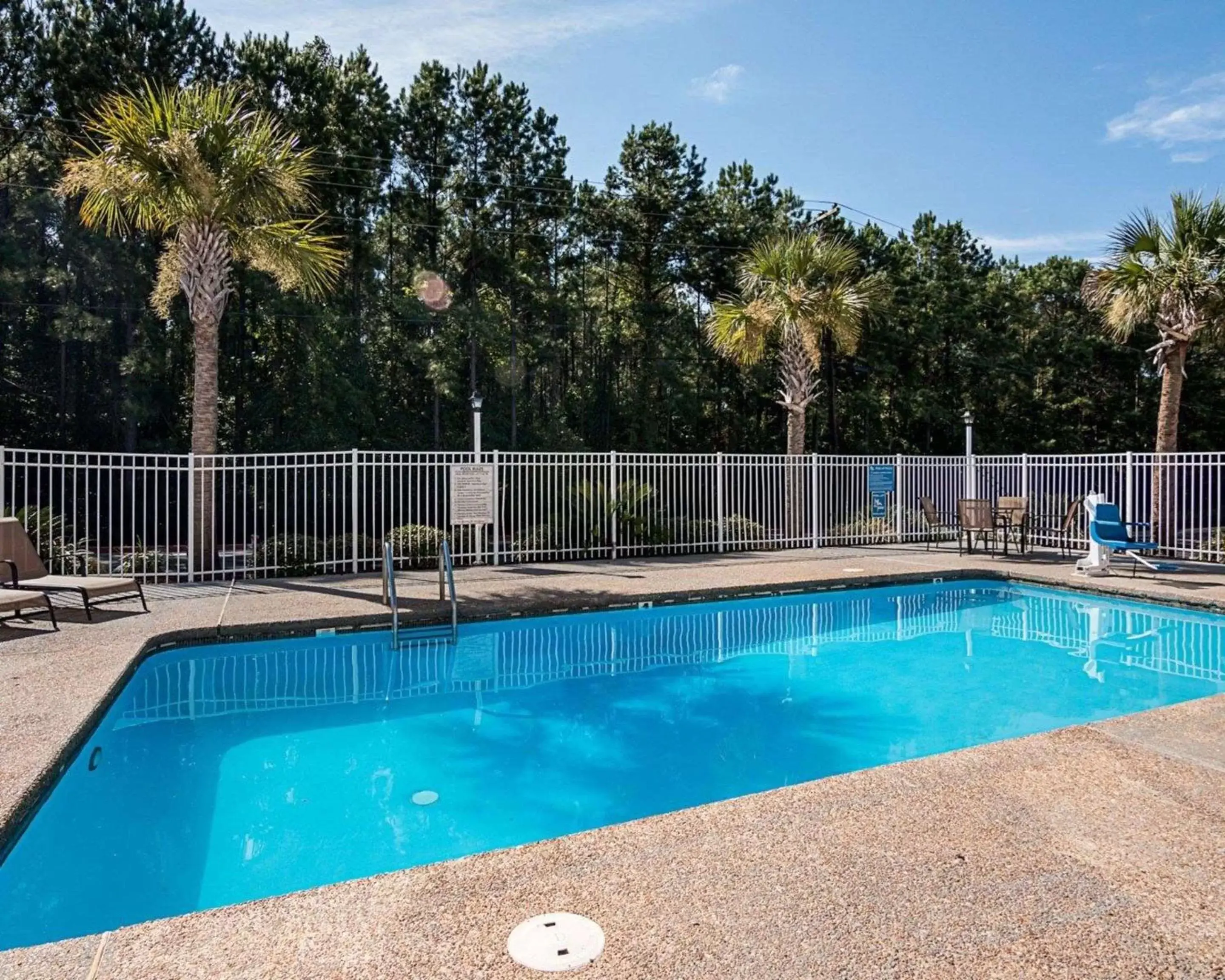 On site, Swimming Pool in Econo Lodge Inn & Suites Natchitoches