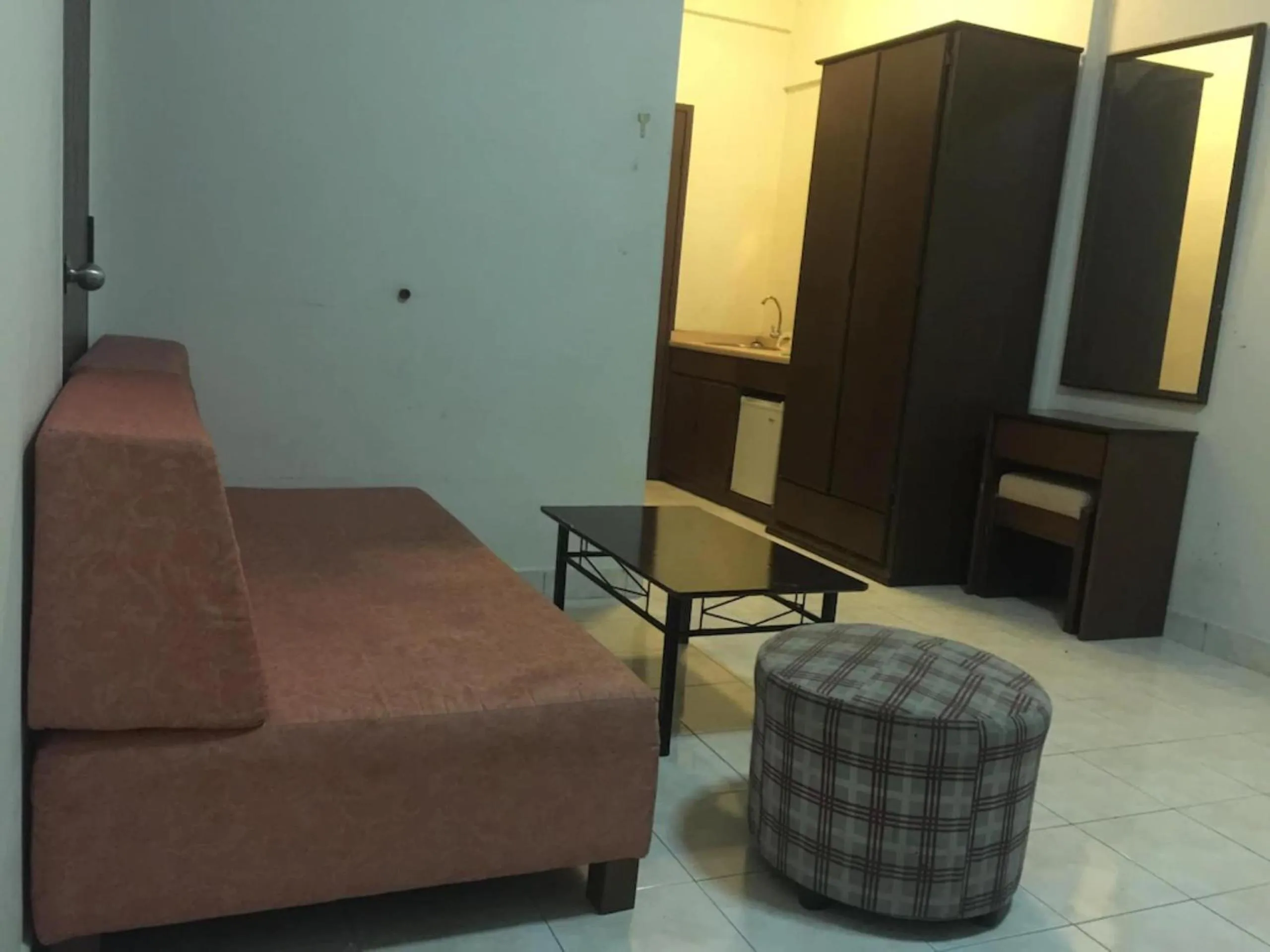 Bedroom, Seating Area in OYO HOME 90301 Suria Service Apartments Bukit Merak Laketown Resort