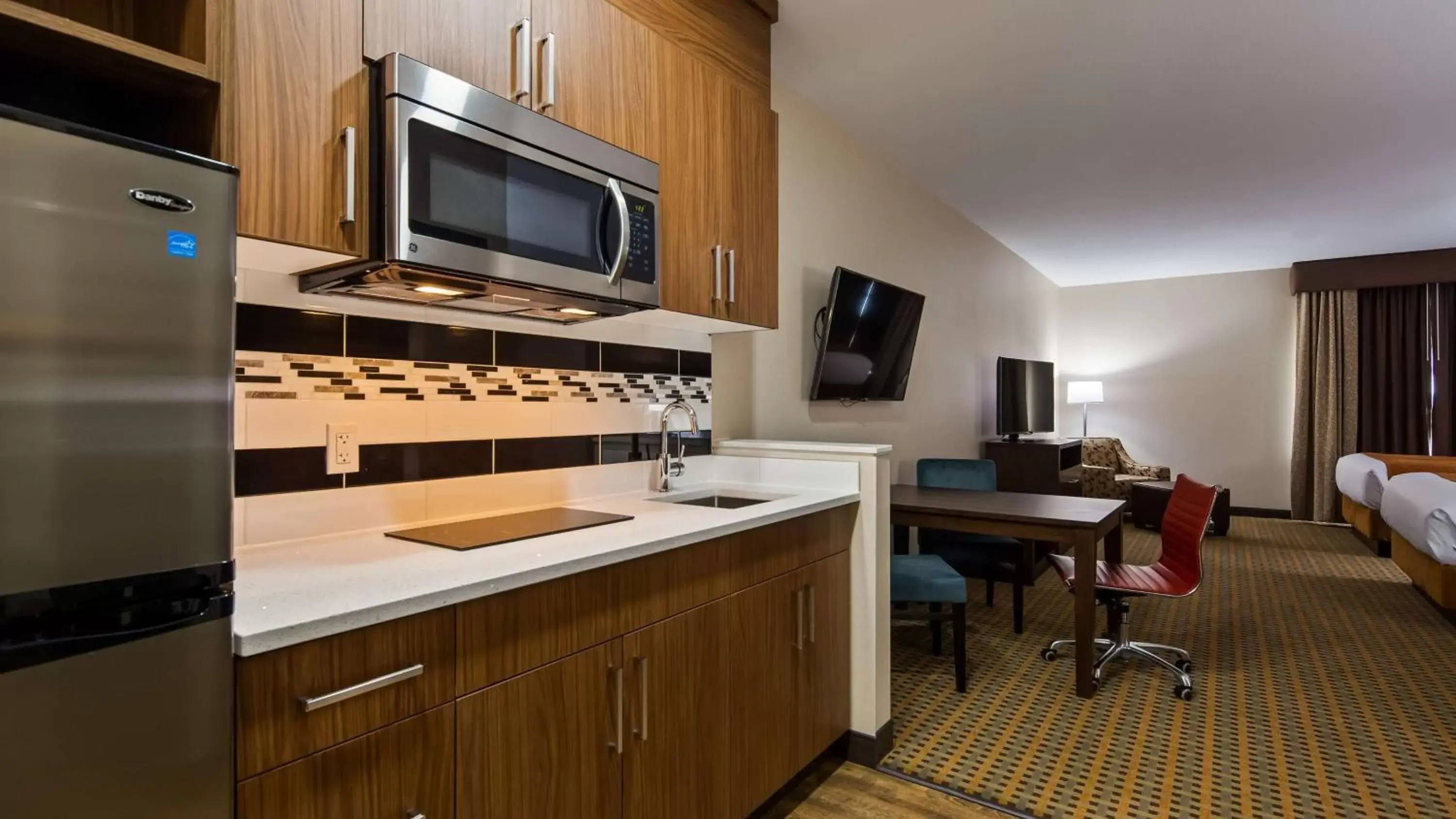 Kitchen or kitchenette, Kitchen/Kitchenette in Best Western Plus Hinton Inn & Suites