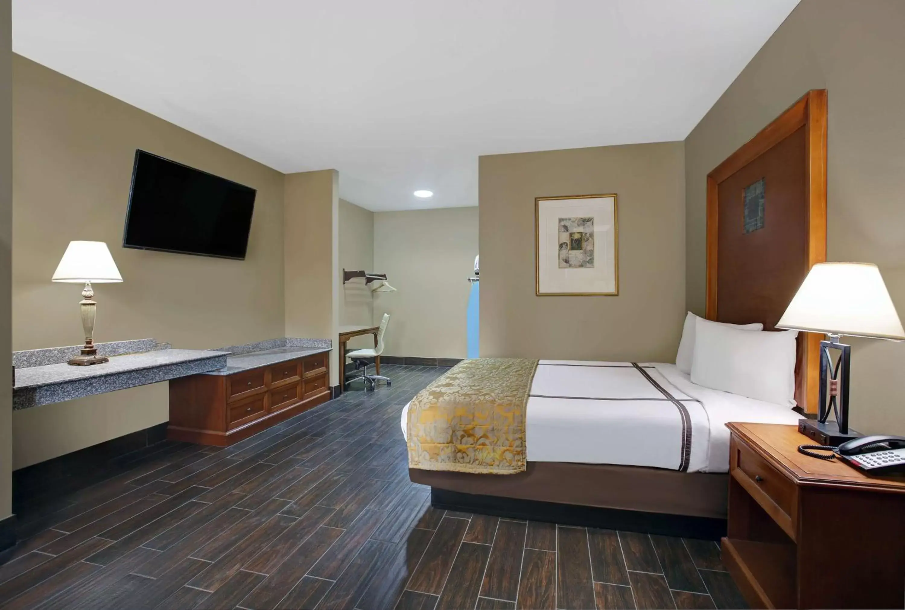 Photo of the whole room, Bed in Studio 6 Odessa, Tx Photo of the whole room, Bed in Studio 6 Odessa, Tx