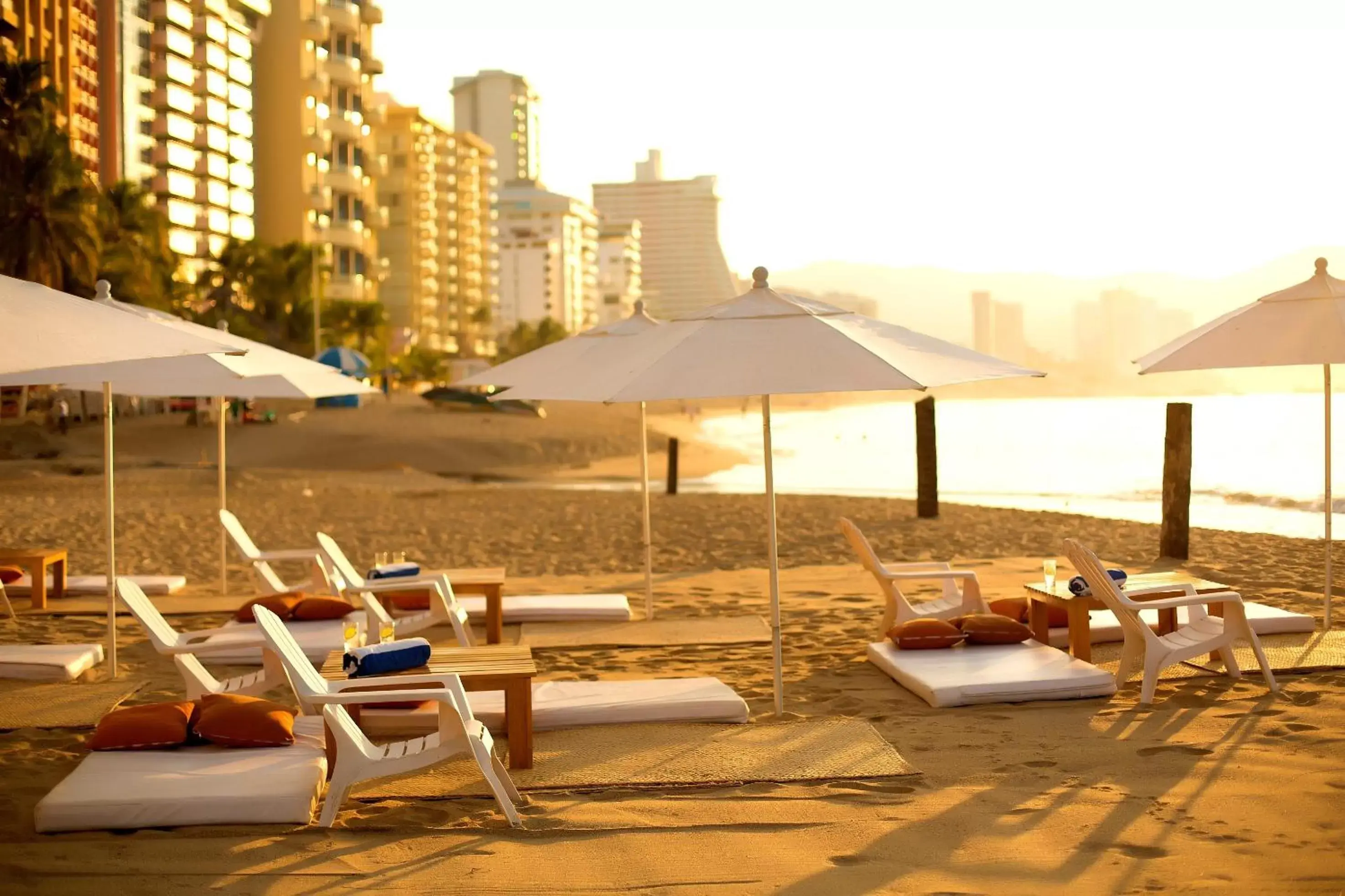 Lounge or bar, Beach in Krystal Beach Acapulco