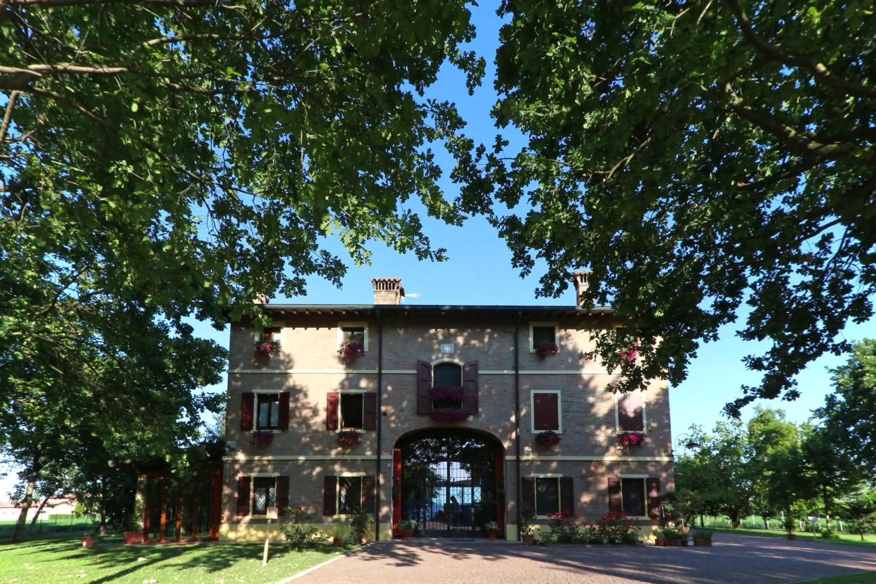 Facade/entrance, Property Building in B&B Le Noci di Feo