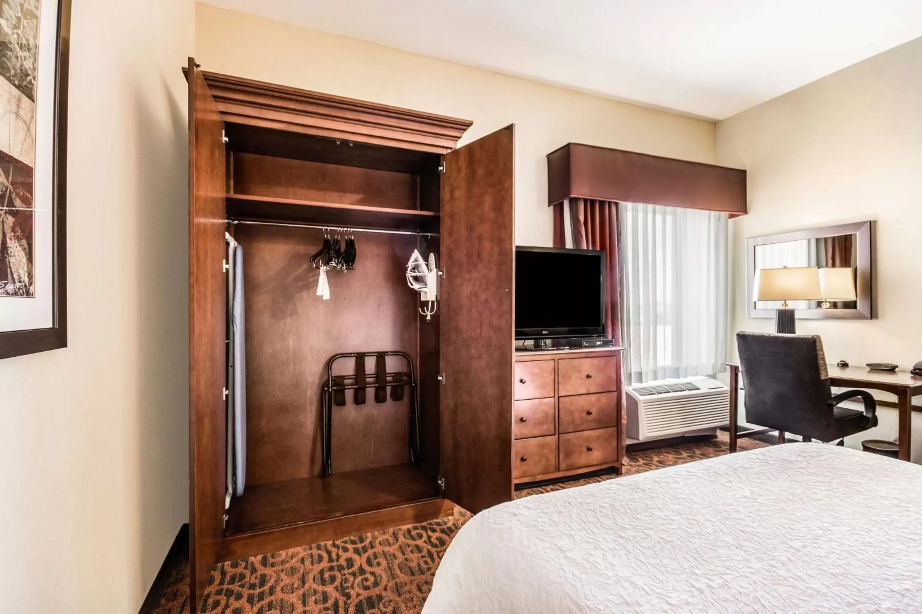 Bedroom, TV/Entertainment Center in Hampton Inn Derby-Wichita Southeast