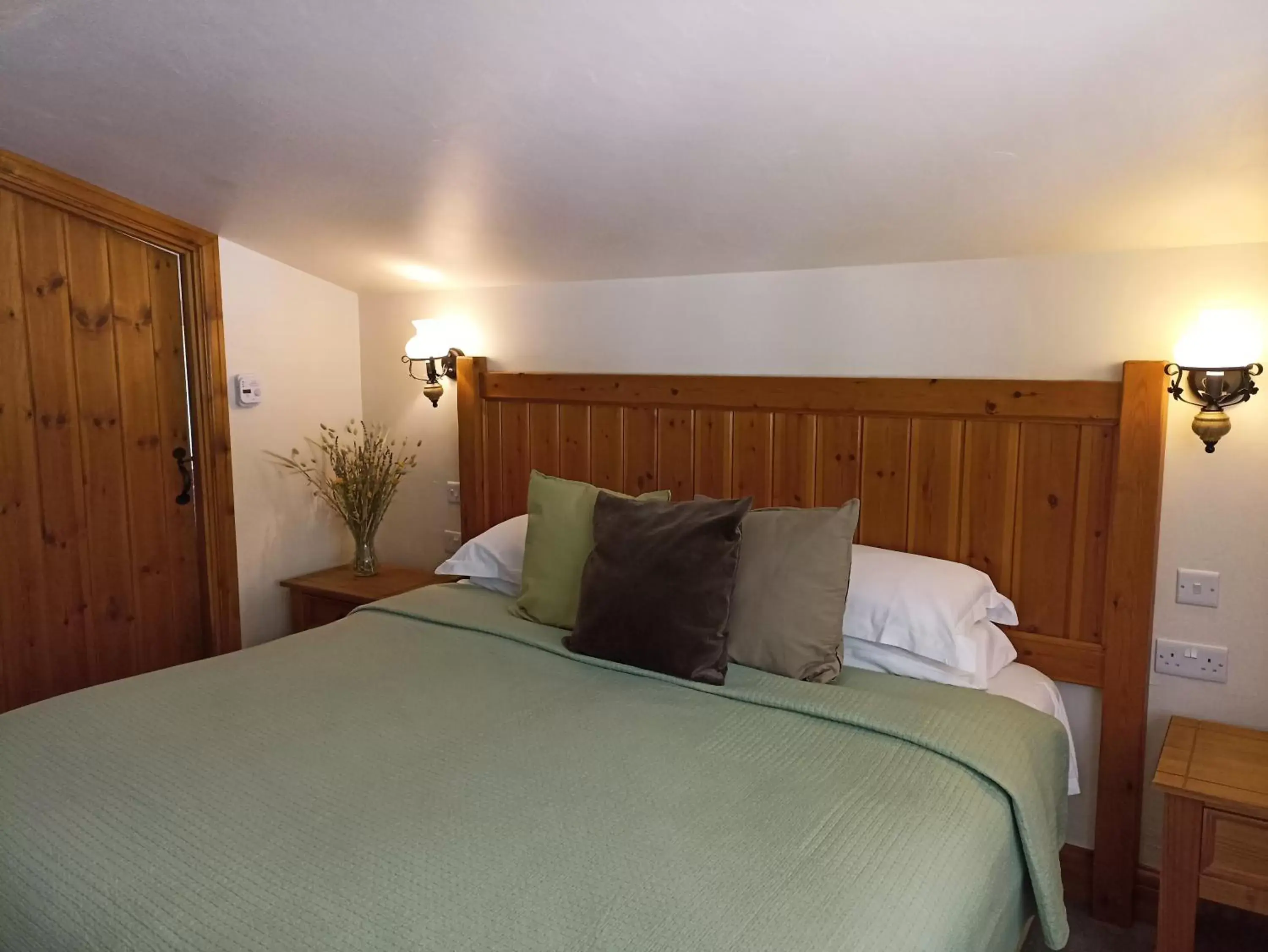 Bedroom, Bed in The Gwaelod y Garth Inn