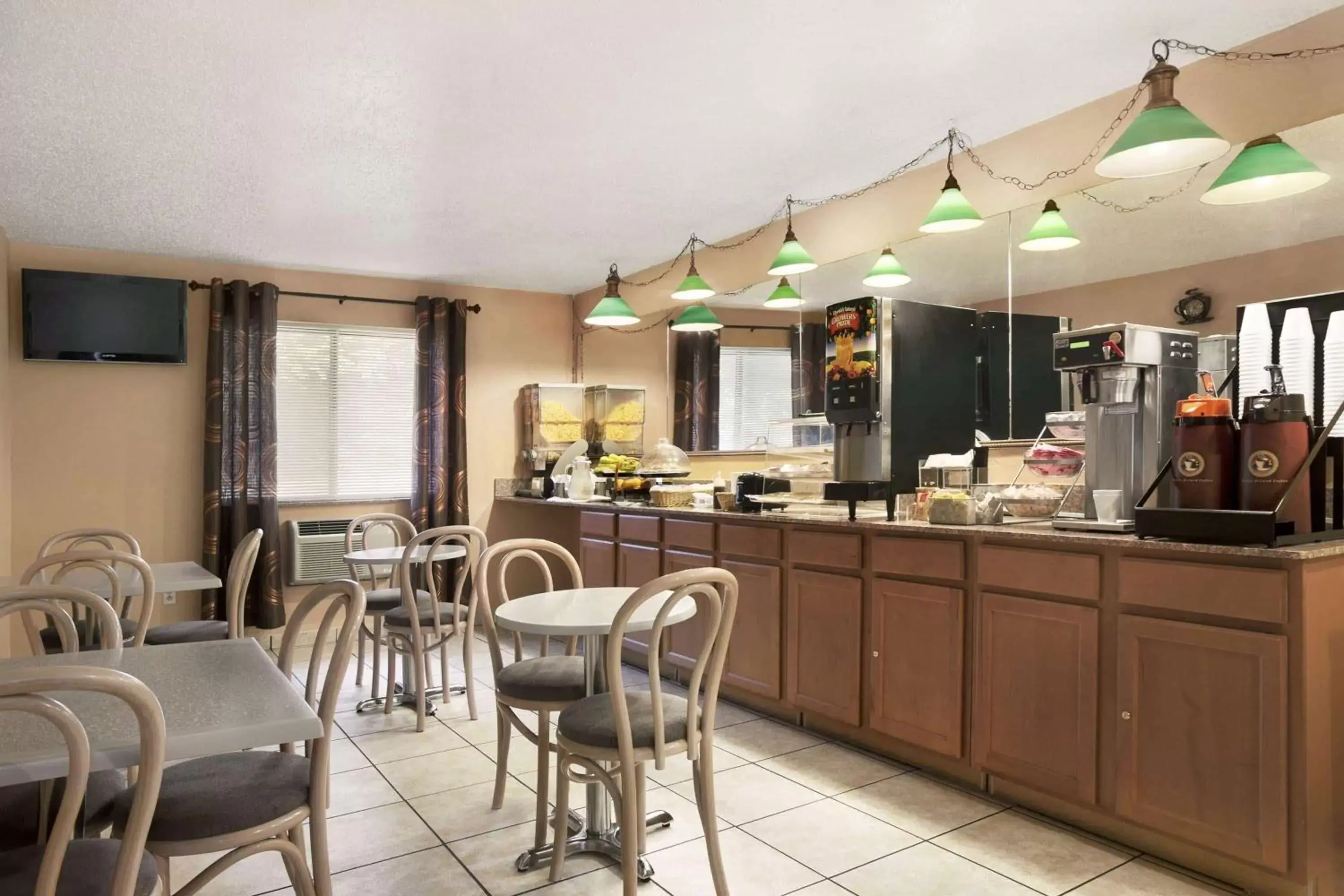 Restaurant/Places to Eat in Travelodge by Wyndham Muskegon