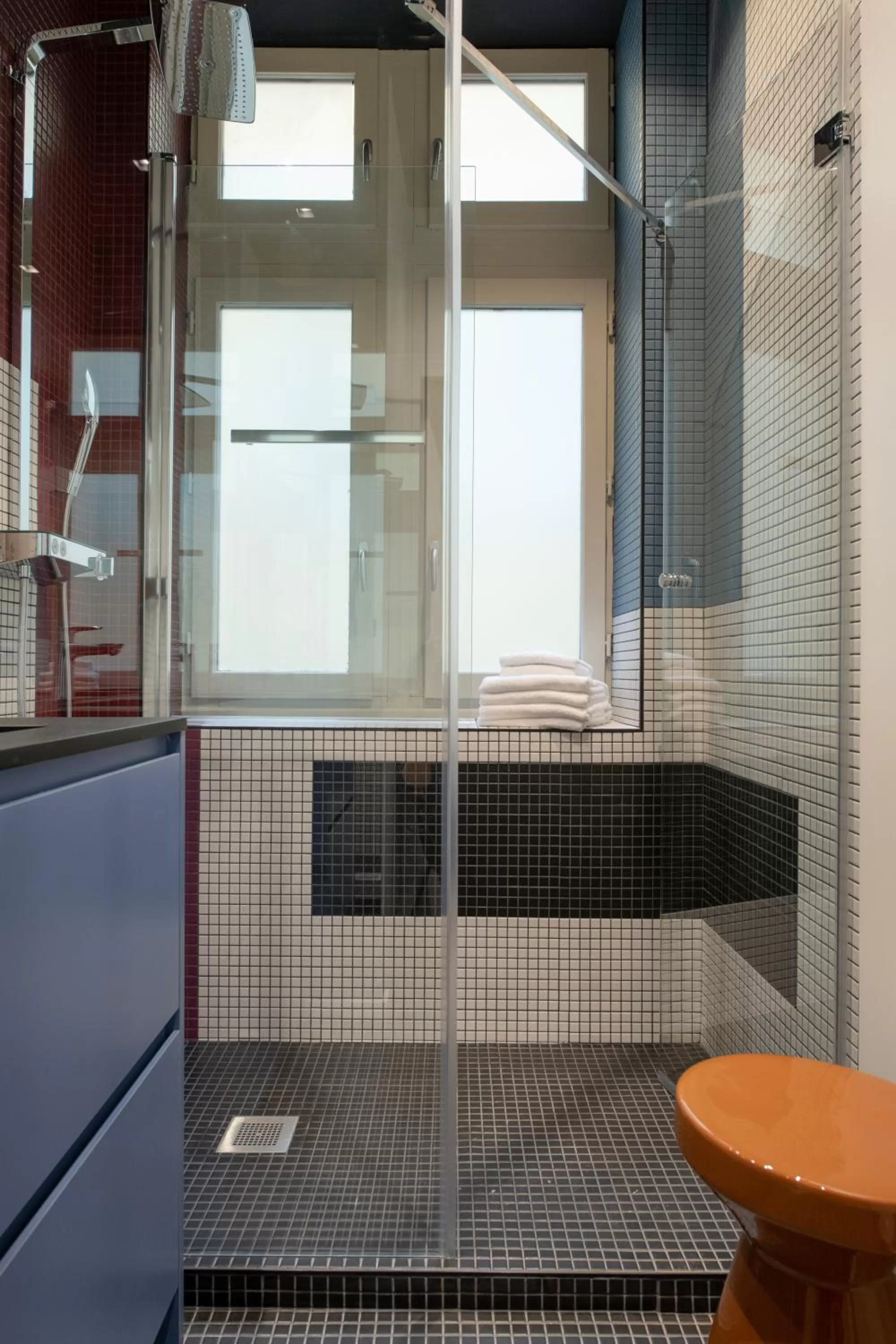 Shower, Bathroom in MiHotel Saint Jean