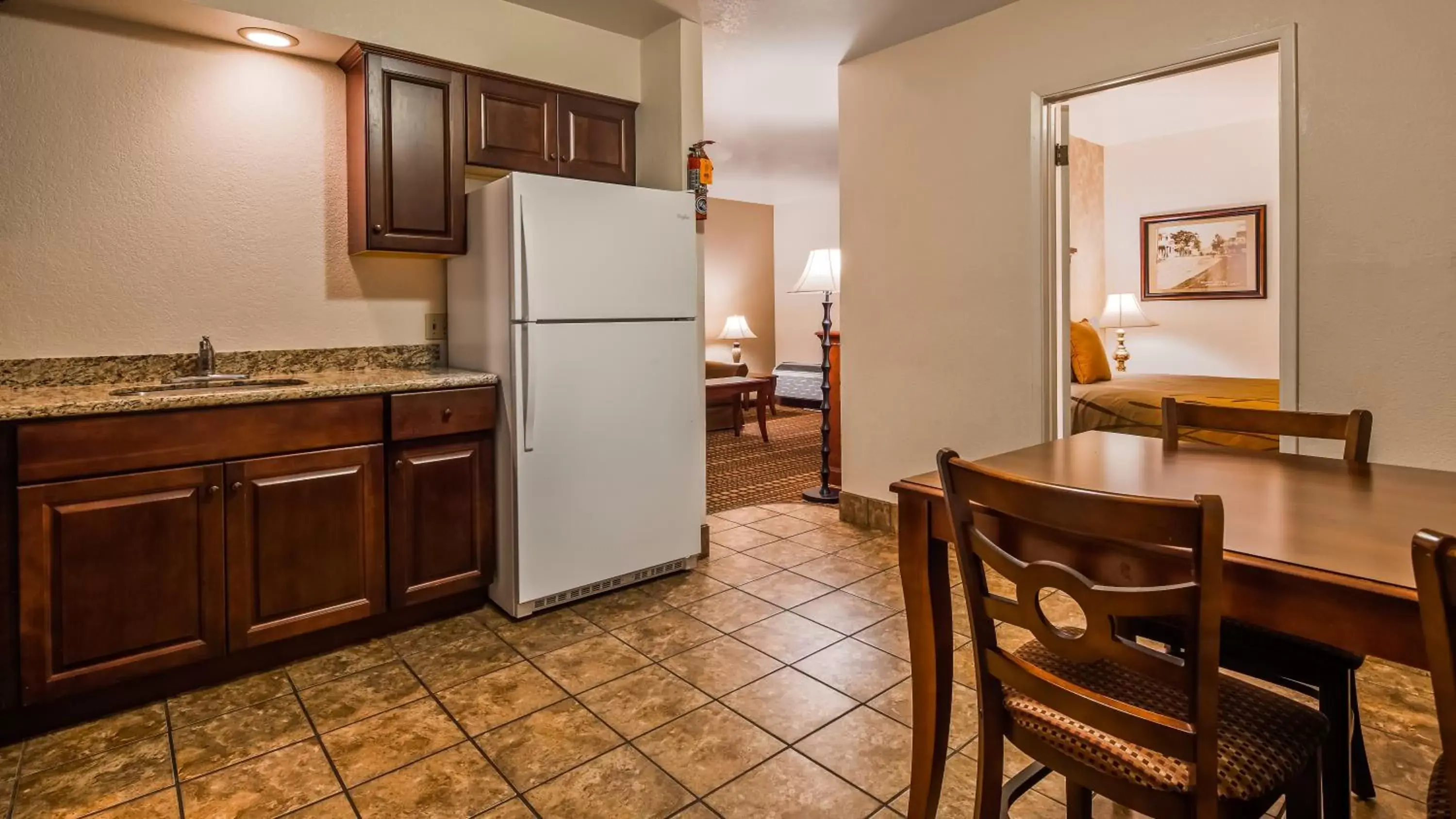 Kitchen or kitchenette, Kitchen/Kitchenette in Best Western Plus Humboldt House Inn