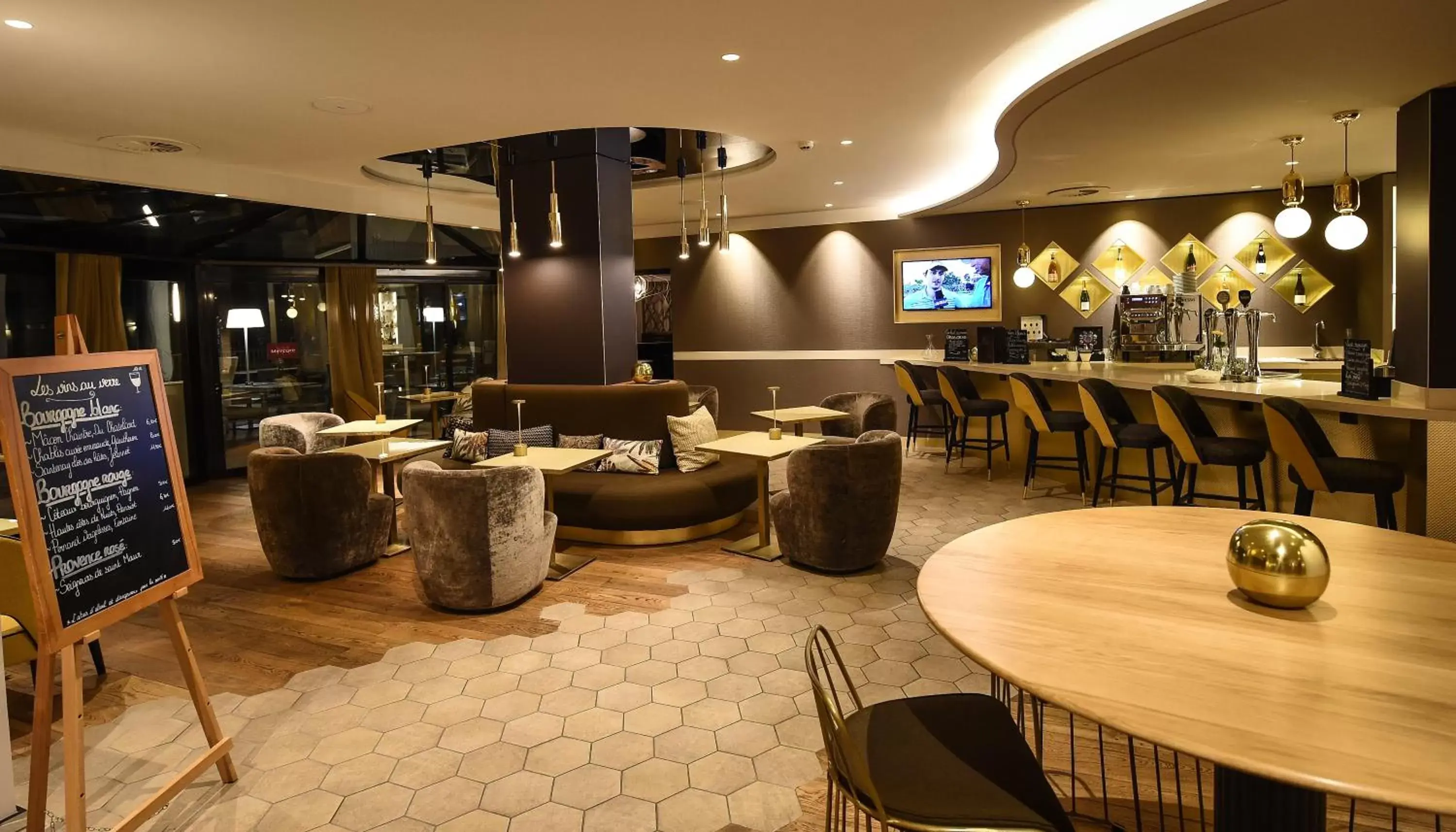 Lobby or reception, Lounge/Bar in Mercure Dijon Centre Clemenceau