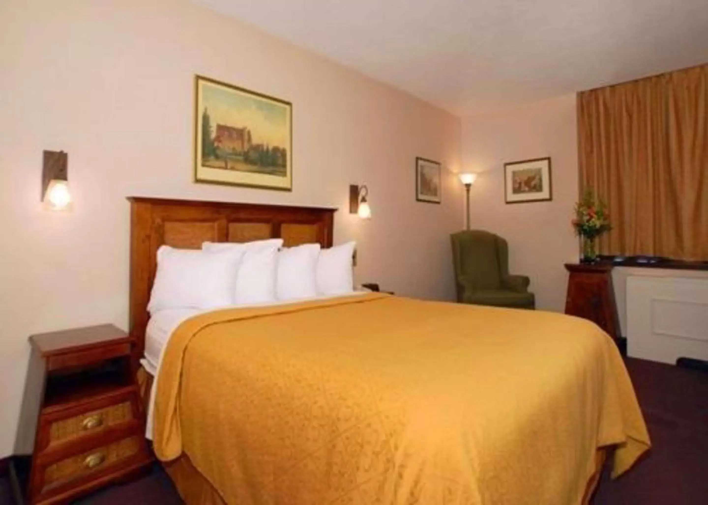 Photo of the whole room, Bed in Quality Inn Massena
