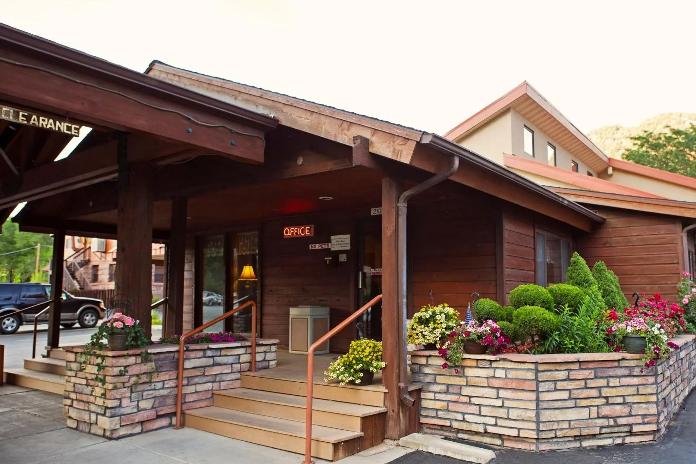 Facade/entrance in Glenwood Springs Cedar Lodge