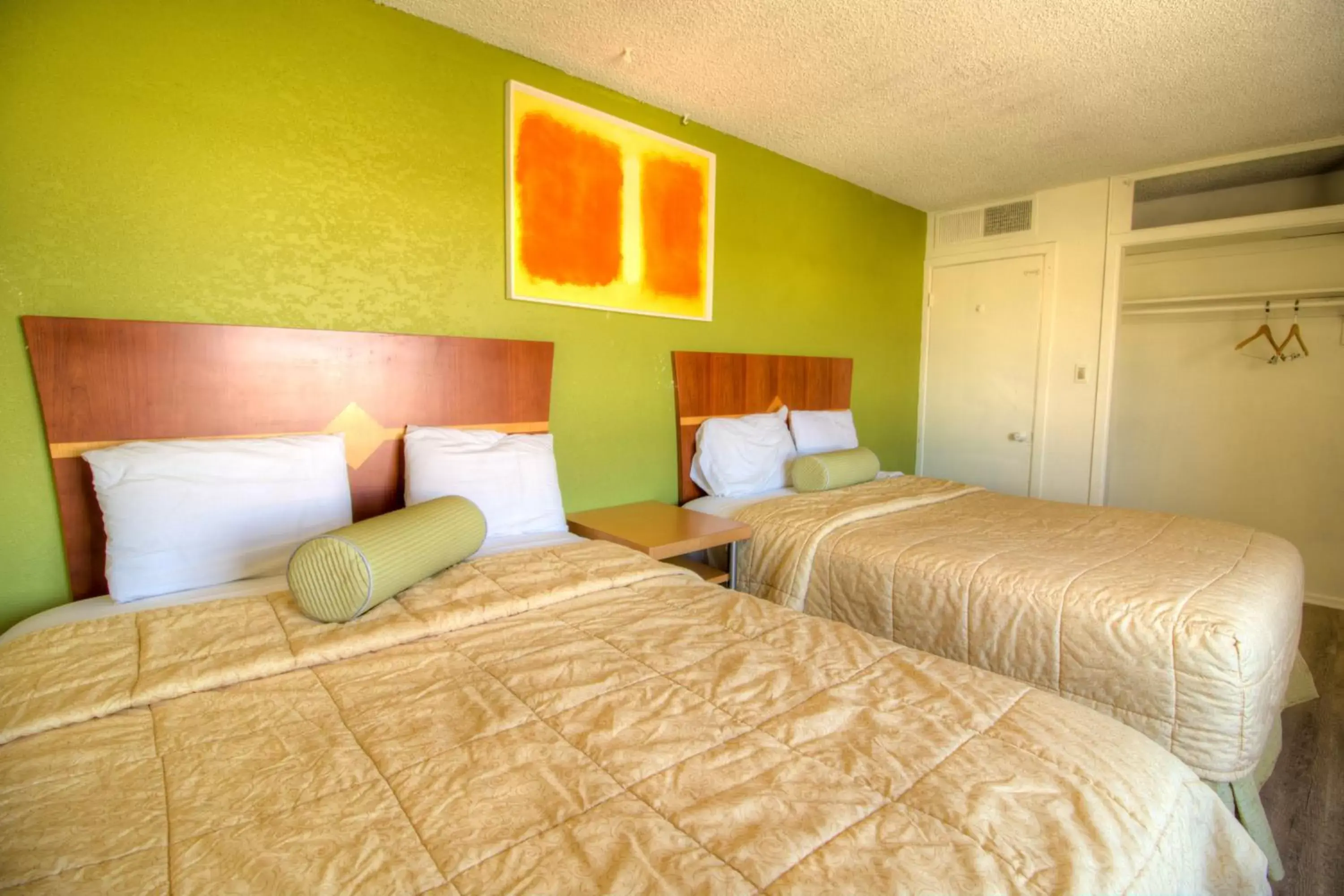 Bed in Rodeway Inn & Suites Ridgecrest