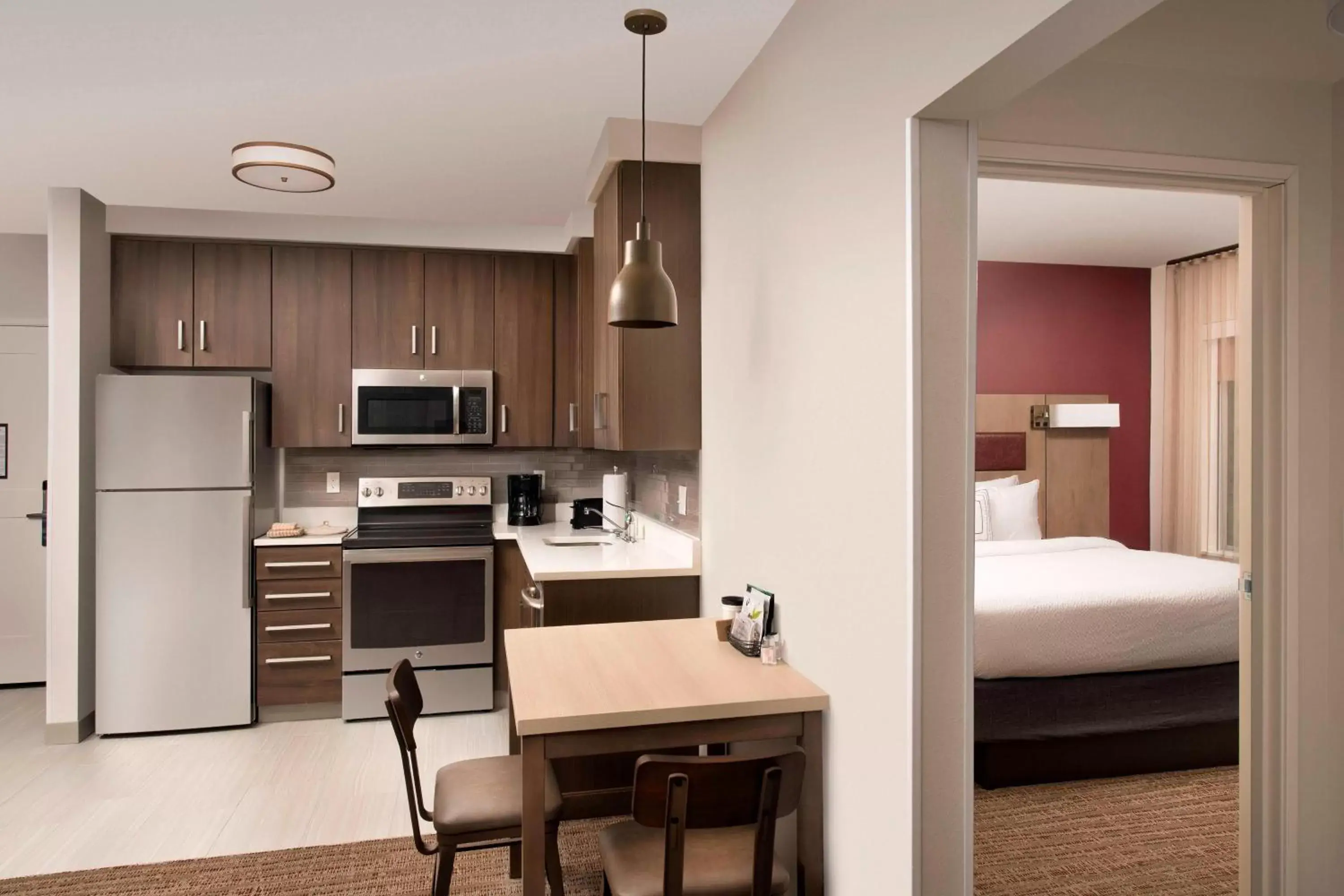 Bedroom, Kitchen/Kitchenette in Residence Inn by Marriott Baltimore Owings Mills