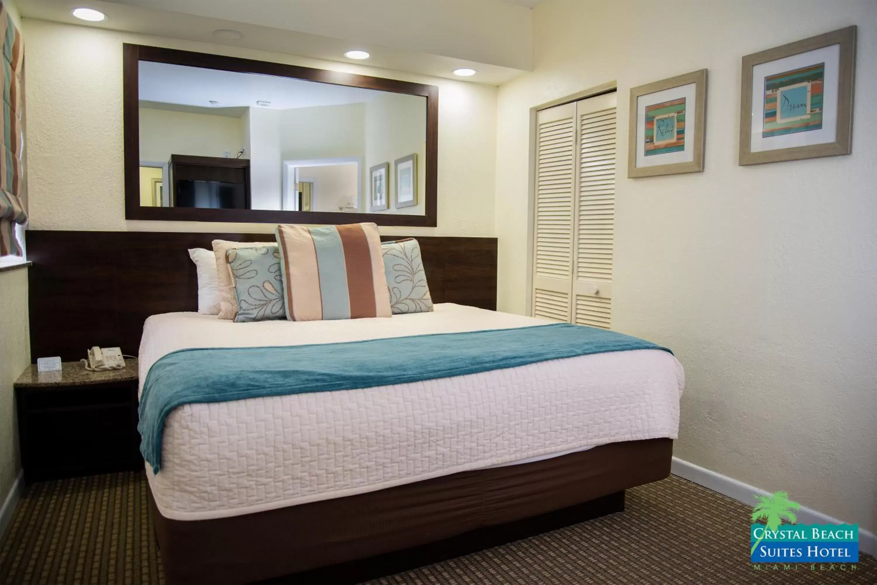 Bedroom, Bed in Crystal Beach Suites Oceanfront Hotel