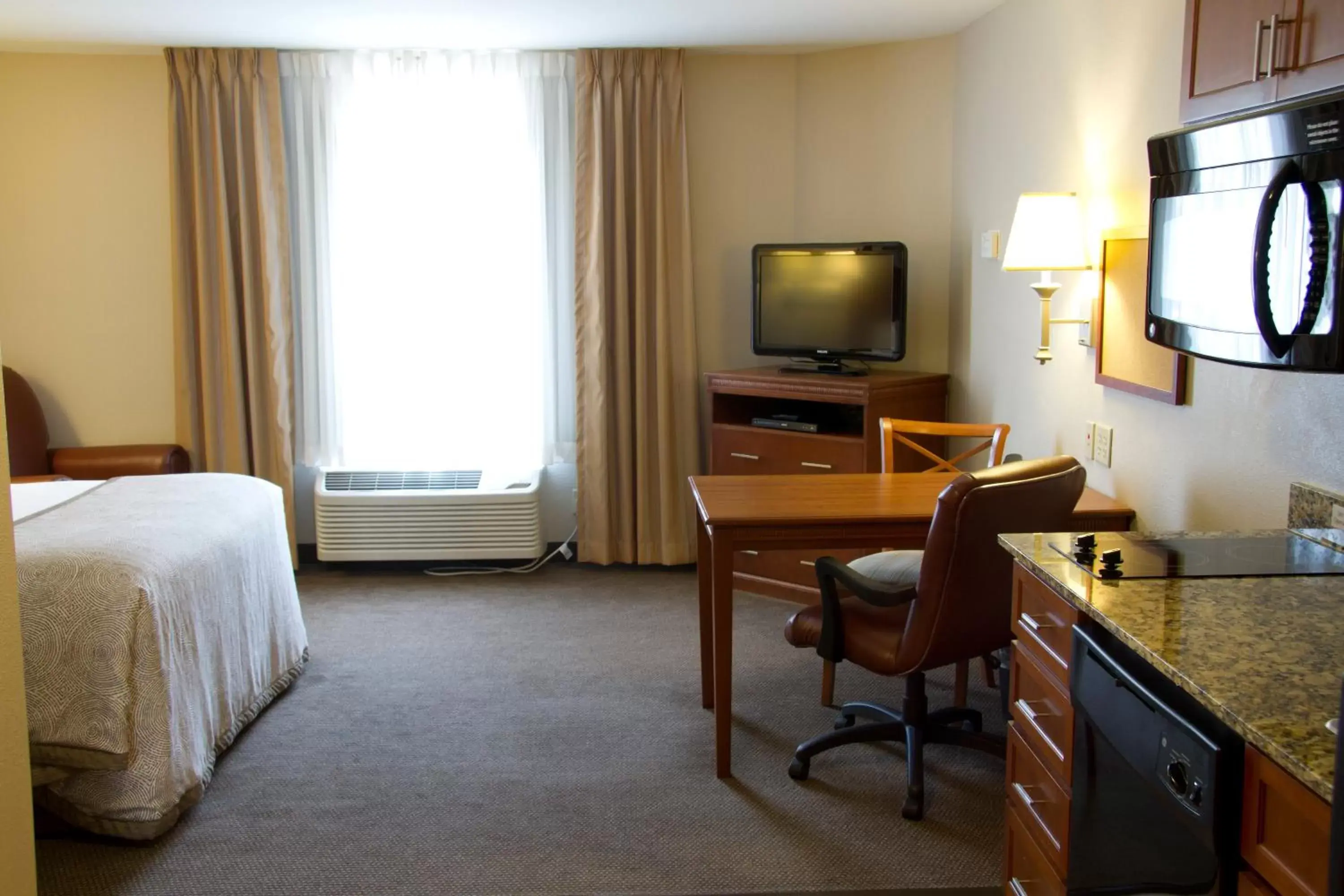 Photo of the whole room, TV/Entertainment Center in Candlewood Suites Champaign-Urbana University Area, an IHG Hotel