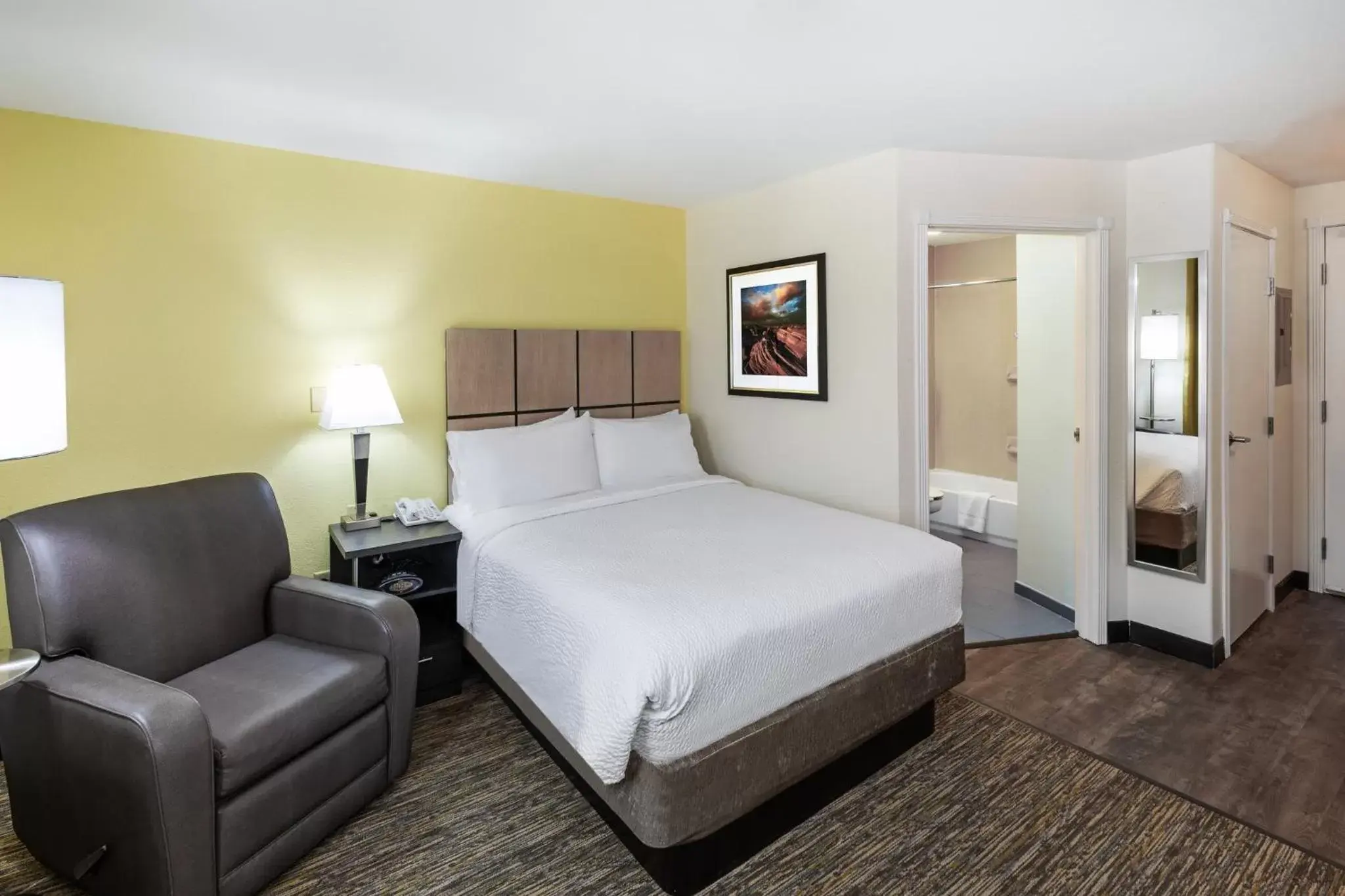 Photo of the whole room, Bed in Candlewood Suites Tyler, an IHG Hotel