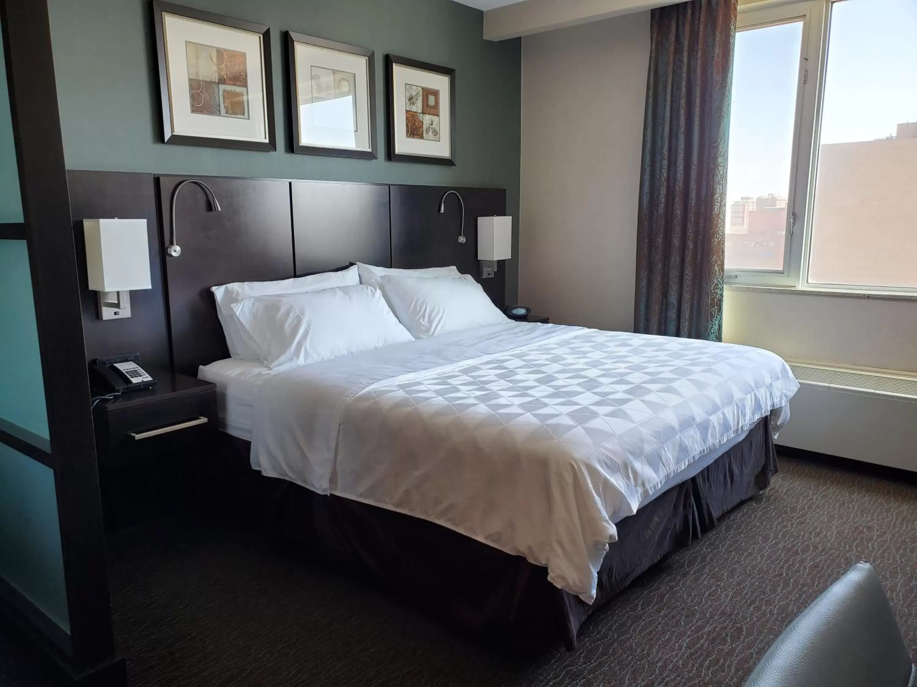 Bedroom, Bed in Holiday Inn Saskatoon Downtown, an IHG Hotel