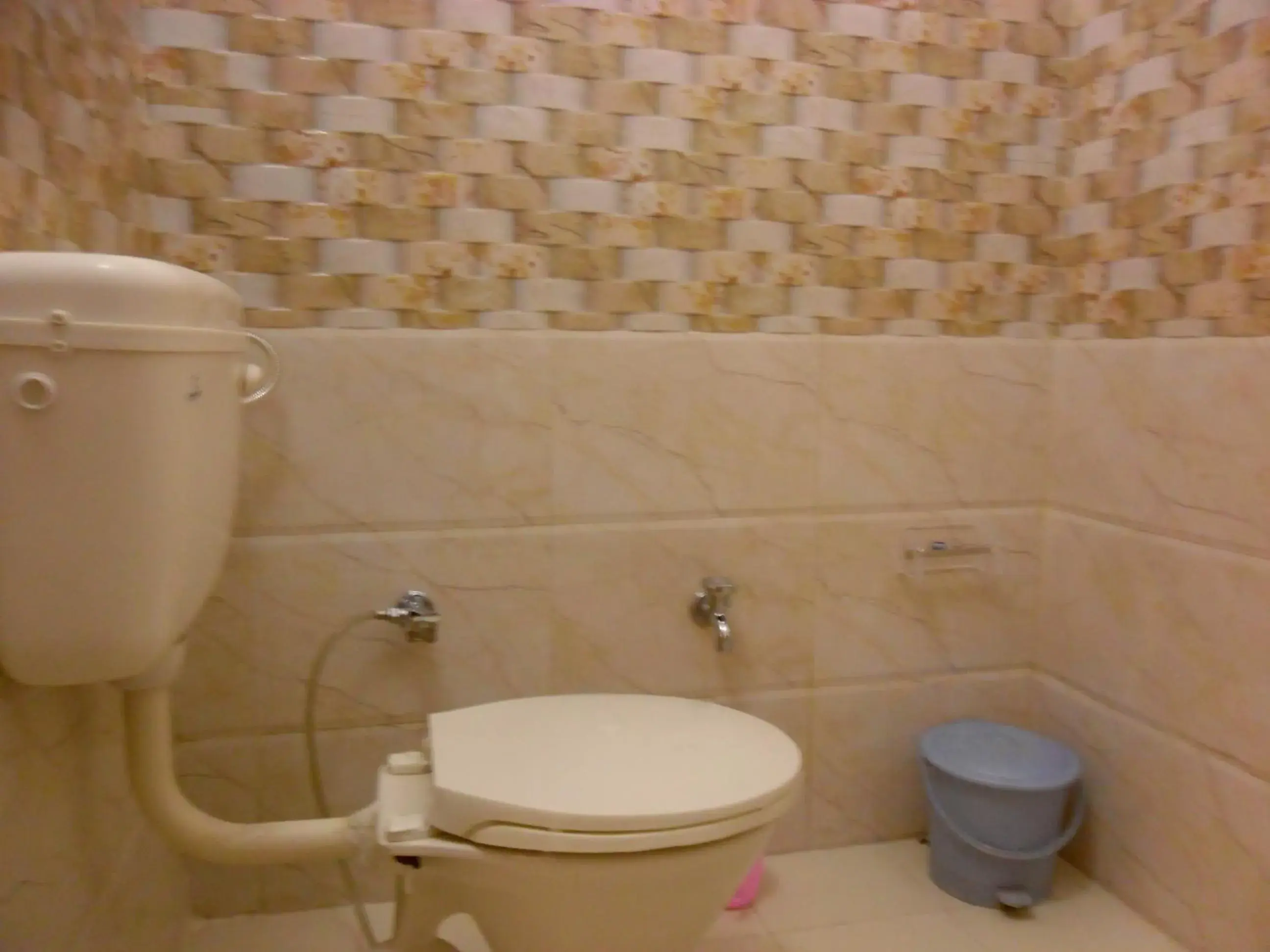 Bathroom in HOTEL SIDHARTHA (600 meters from Taj Mahal)