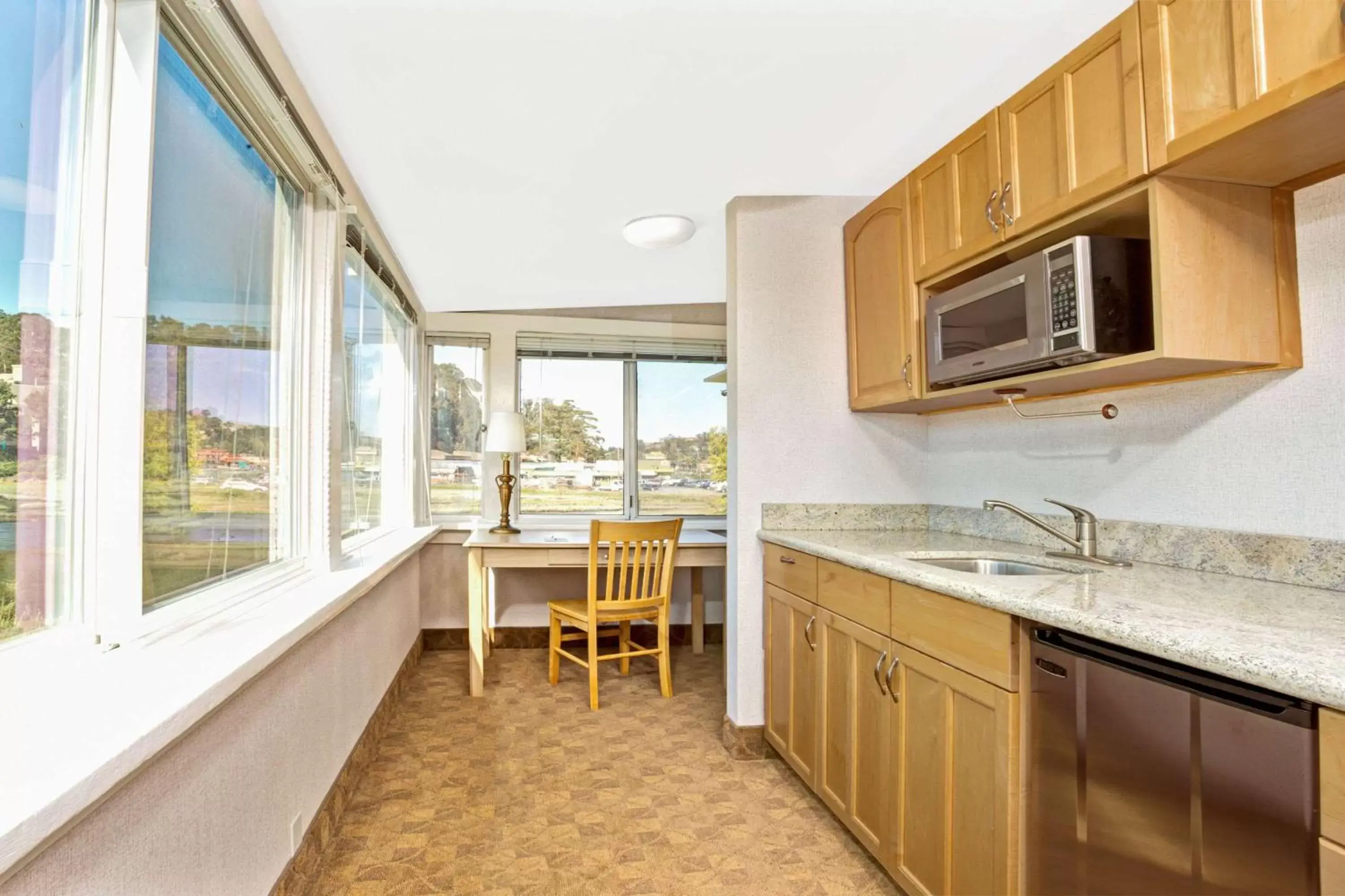 Photo of the whole room, Kitchen/Kitchenette in Travelodge by Wyndham Mill Valley/Sausalito