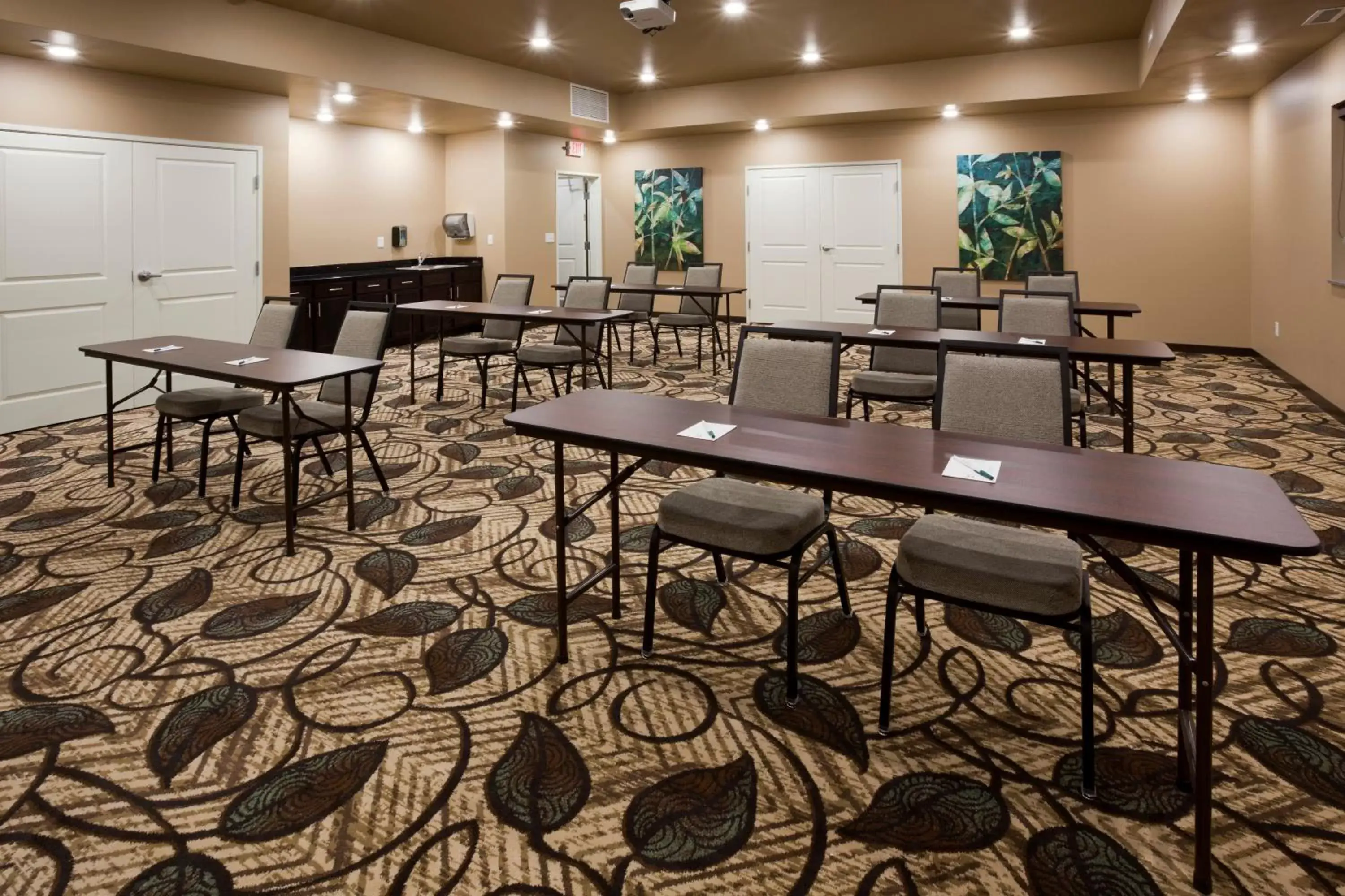 Meeting/conference room in GrandStay Hotel & Suites Valley City