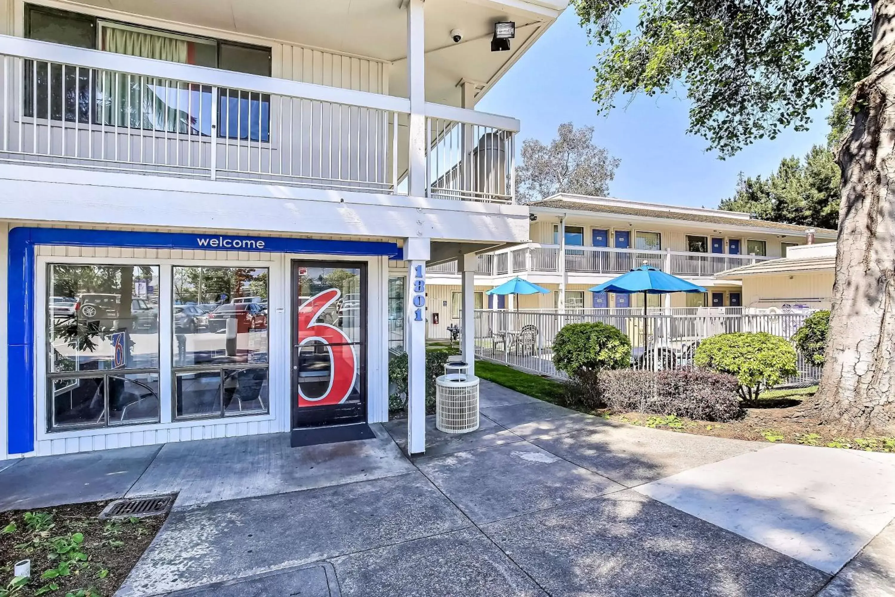 Property building, Patio/Outdoor Area in Motel 6-Oakland, CA - Embarcadero