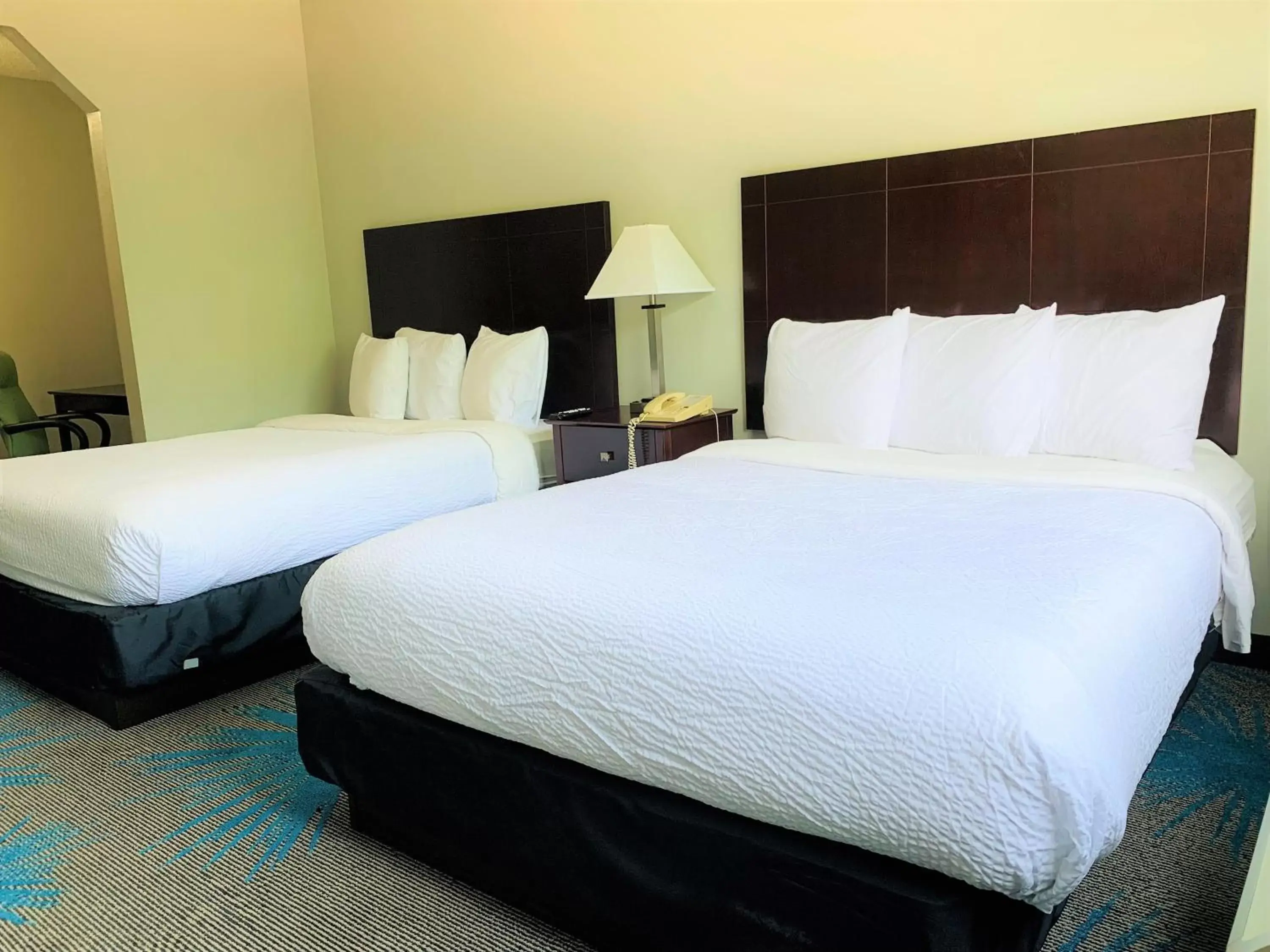 Bed in Days Inn & Suites by Wyndham Sulphur Springs