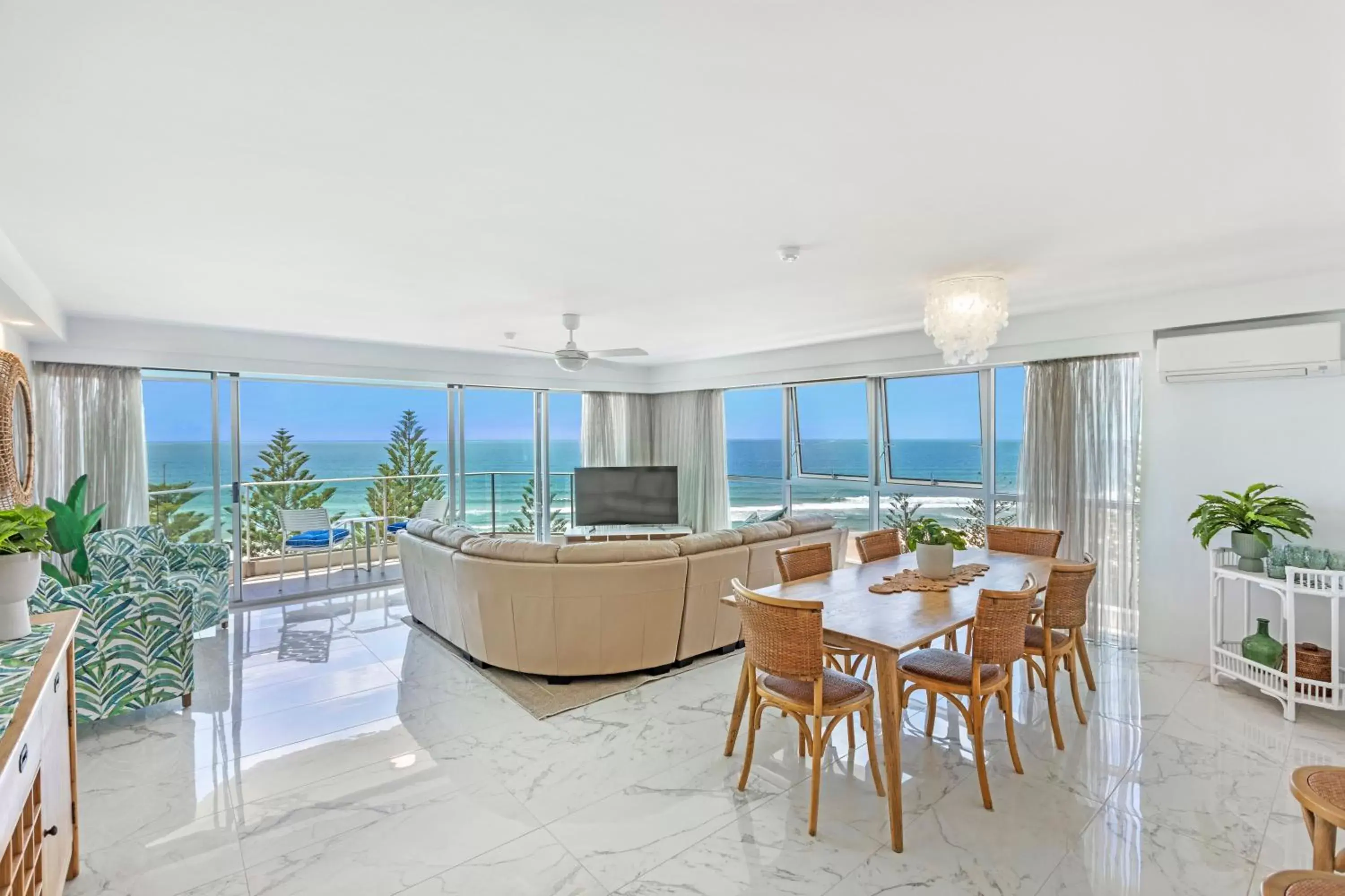 Dining area in Solnamara Beachfront Apartments