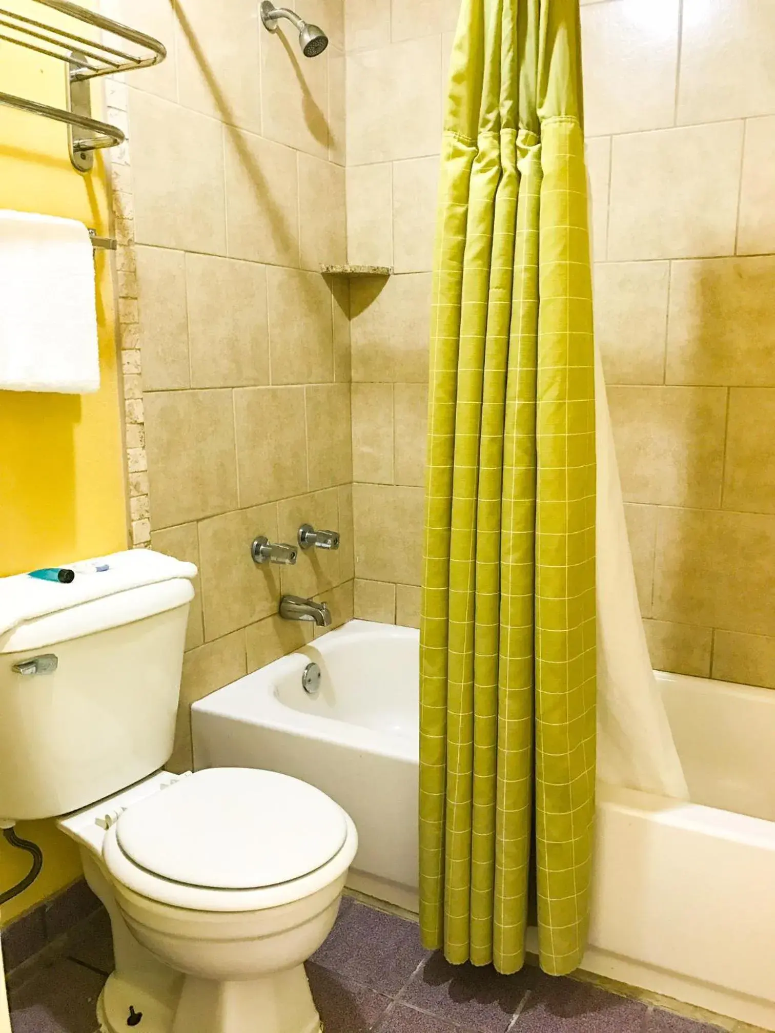 Shower, Bathroom in Americas Best Value Inn Yukon